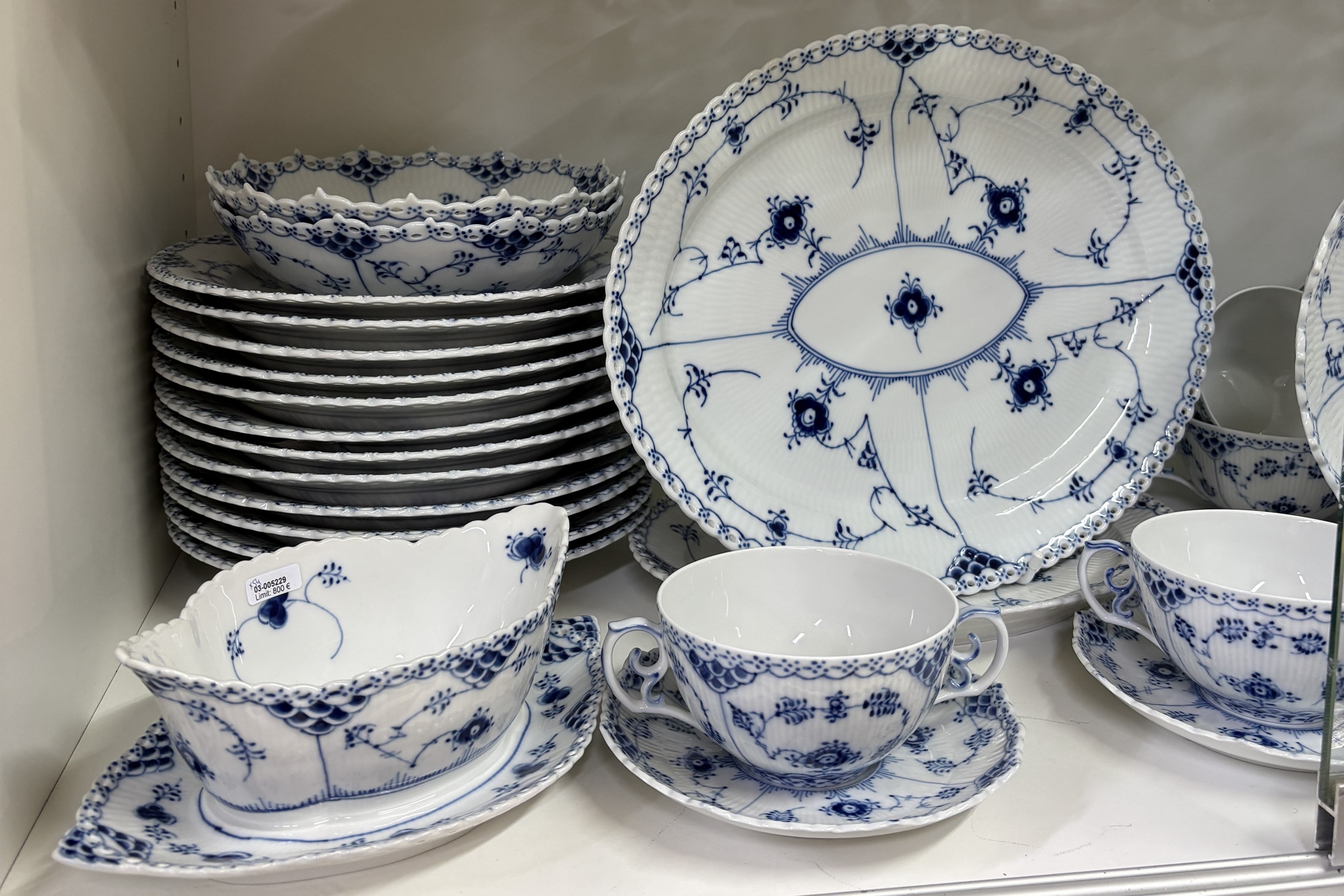 Detail c: Speiseservice, Kgl. Kopenhagen, Dekor Musselmalet Vollspitze, 12 Teller, 12 Suppentassen mit Untertassen, 12 Dessertteller, 2 ovale Platten, eine ...