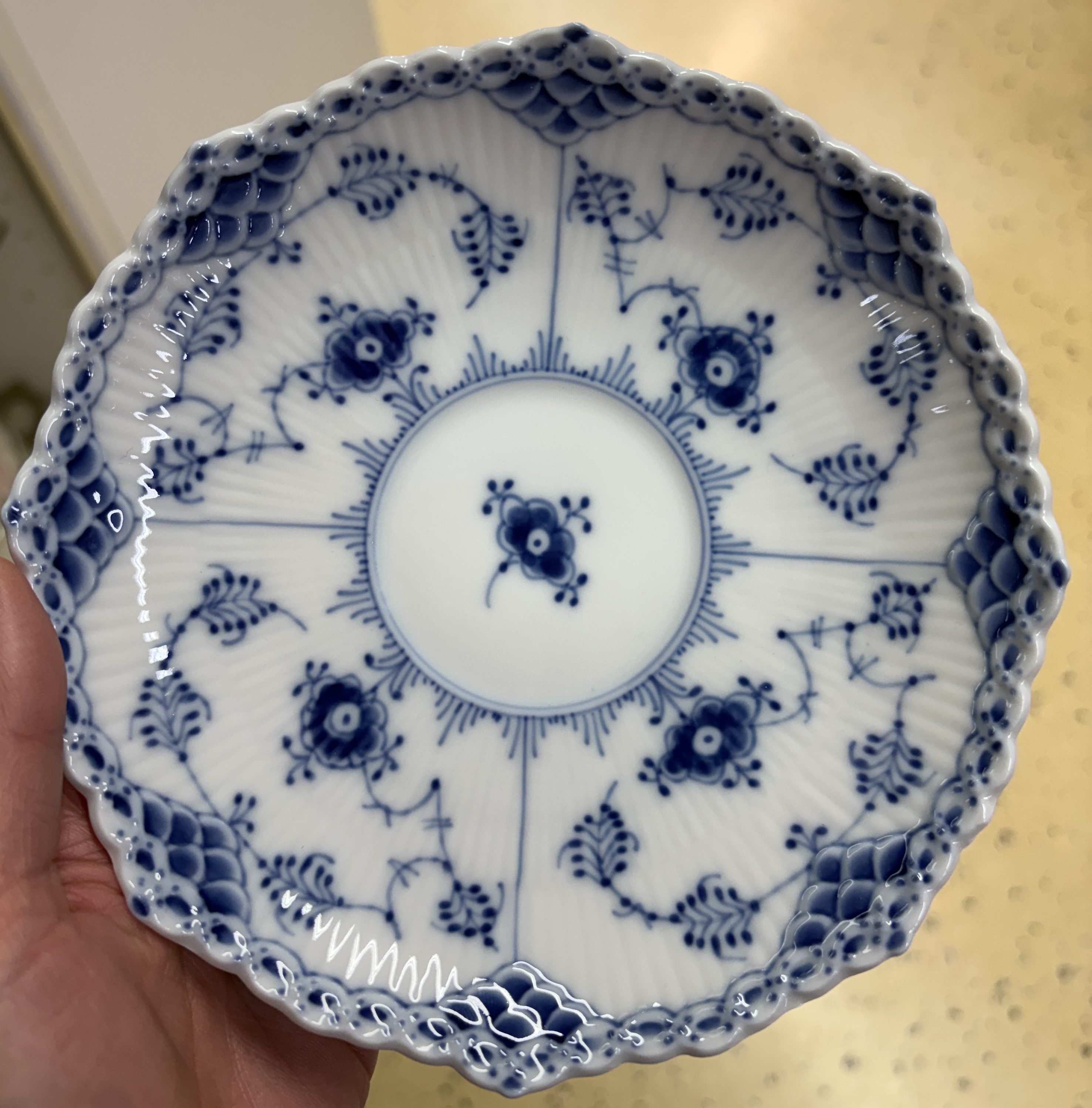 Detail d: Speiseservice, Kgl. Kopenhagen, Dekor Musselmalet Vollspitze, 12 Teller, 12 Suppentassen mit Untertassen, 12 Dessertteller, 2 ovale Platten, eine ...