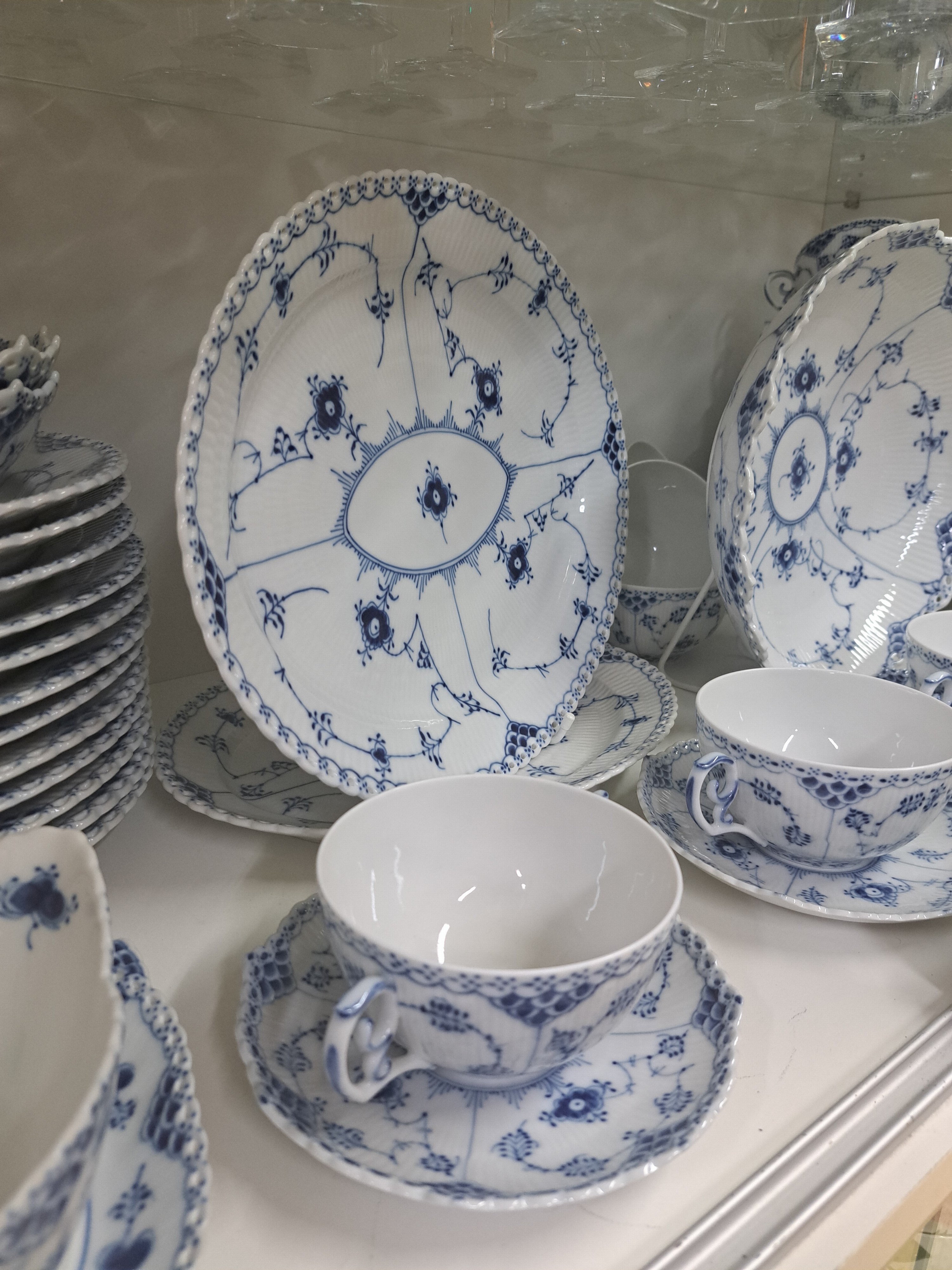 Detail g: Speiseservice, Kgl. Kopenhagen, Dekor Musselmalet Vollspitze, 12 Teller, 12 Suppentassen mit Untertassen, 12 Dessertteller, 2 ovale Platten, eine ...