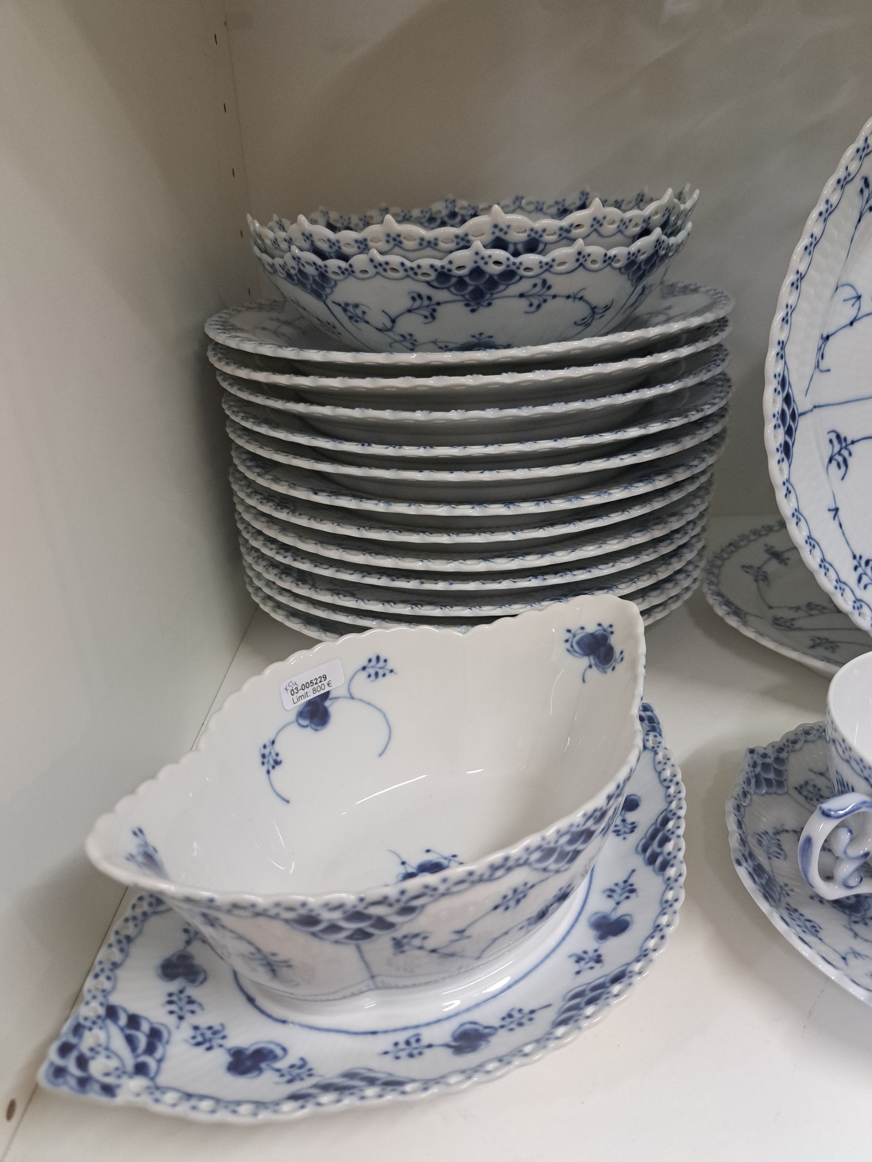 Detail h: Speiseservice, Kgl. Kopenhagen, Dekor Musselmalet Vollspitze, 12 Teller, 12 Suppentassen mit Untertassen, 12 Dessertteller, 2 ovale Platten, eine ...