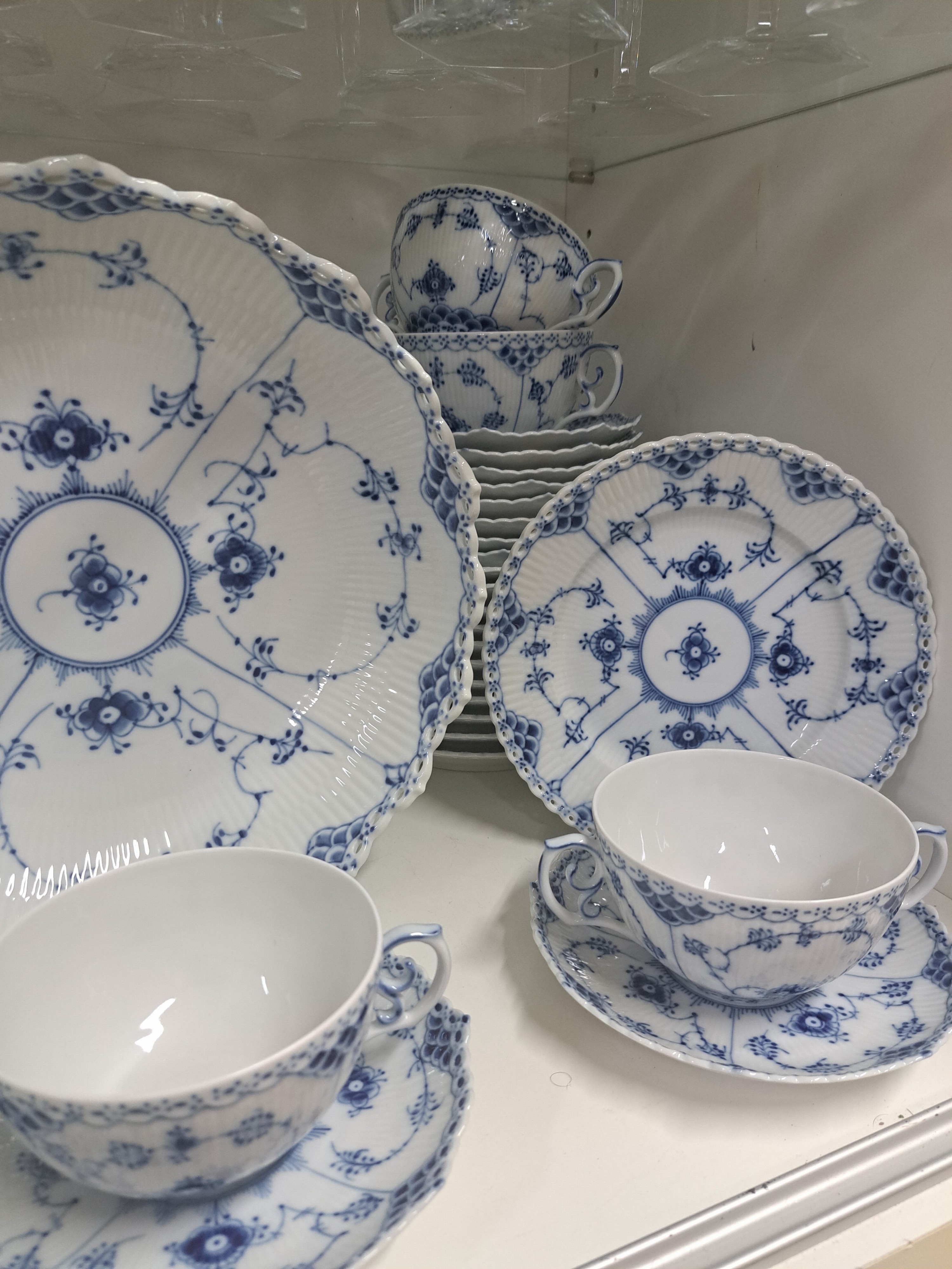 Detail i: Speiseservice, Kgl. Kopenhagen, Dekor Musselmalet Vollspitze, 12 Teller, 12 Suppentassen mit Untertassen, 12 Dessertteller, 2 ovale Platten, eine ...