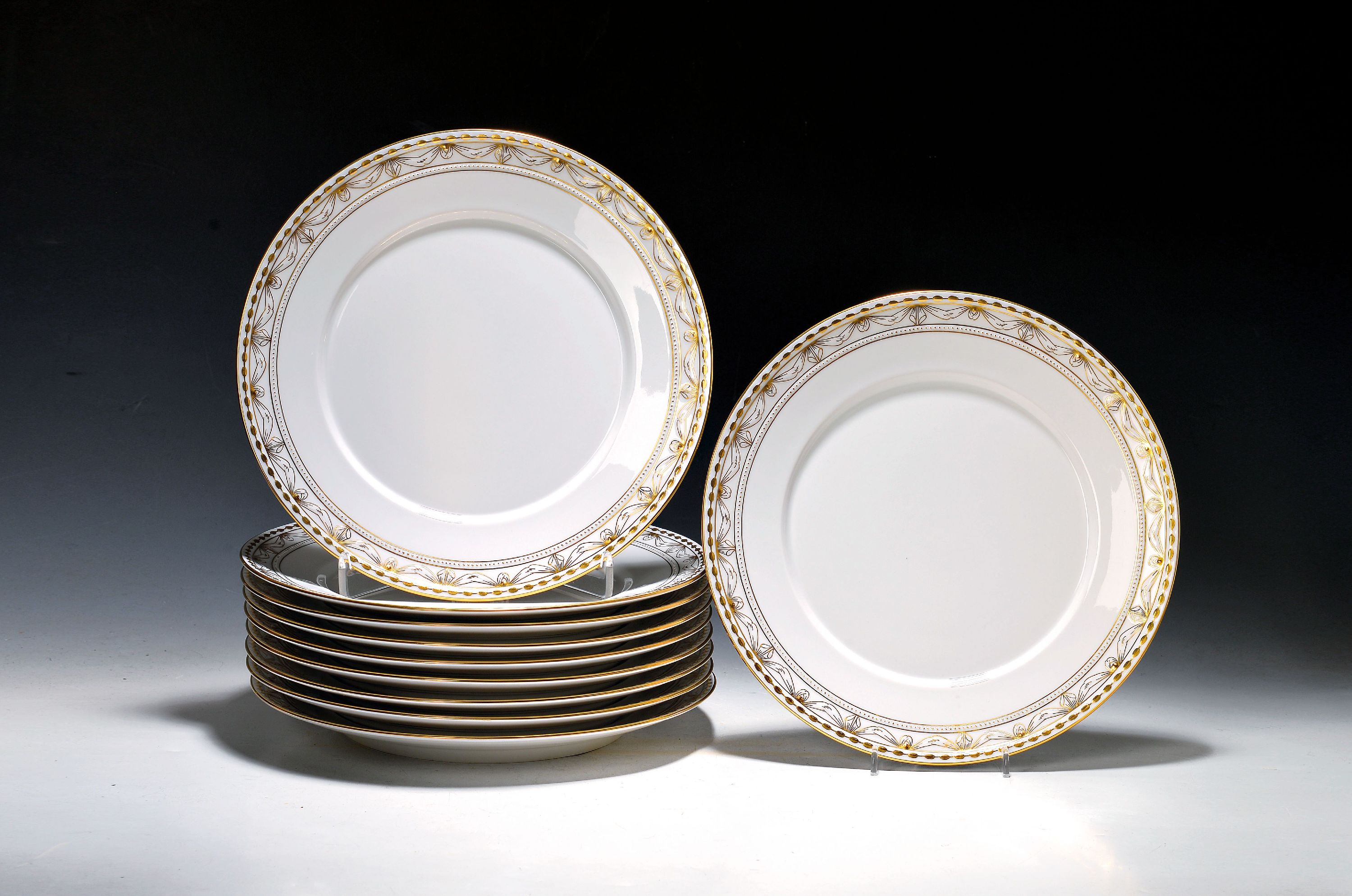 Image 27054565 - 10 Platzteller, KPM Berlin, Modell Kurland, weiß mit Goldstaffage auf dem Rand, D. je ...