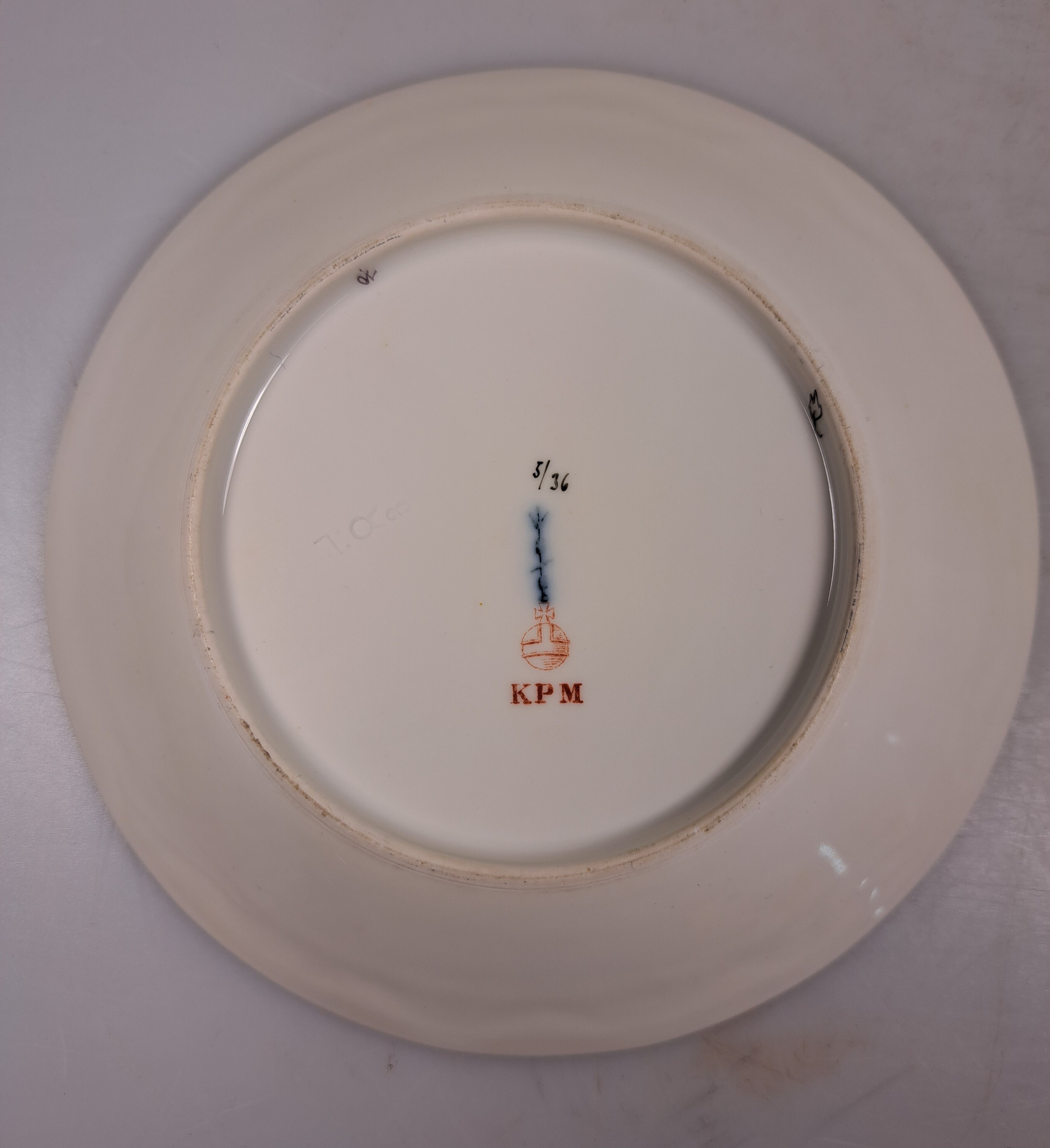 Detail b: Tasse mit Untertasse, KPM Berlin, Modell Kurland, Rand türkisfarben mit Matt- und Glanzvergoldung, bunte Blumenmalerei mit Insekten, H. ca. 5cm