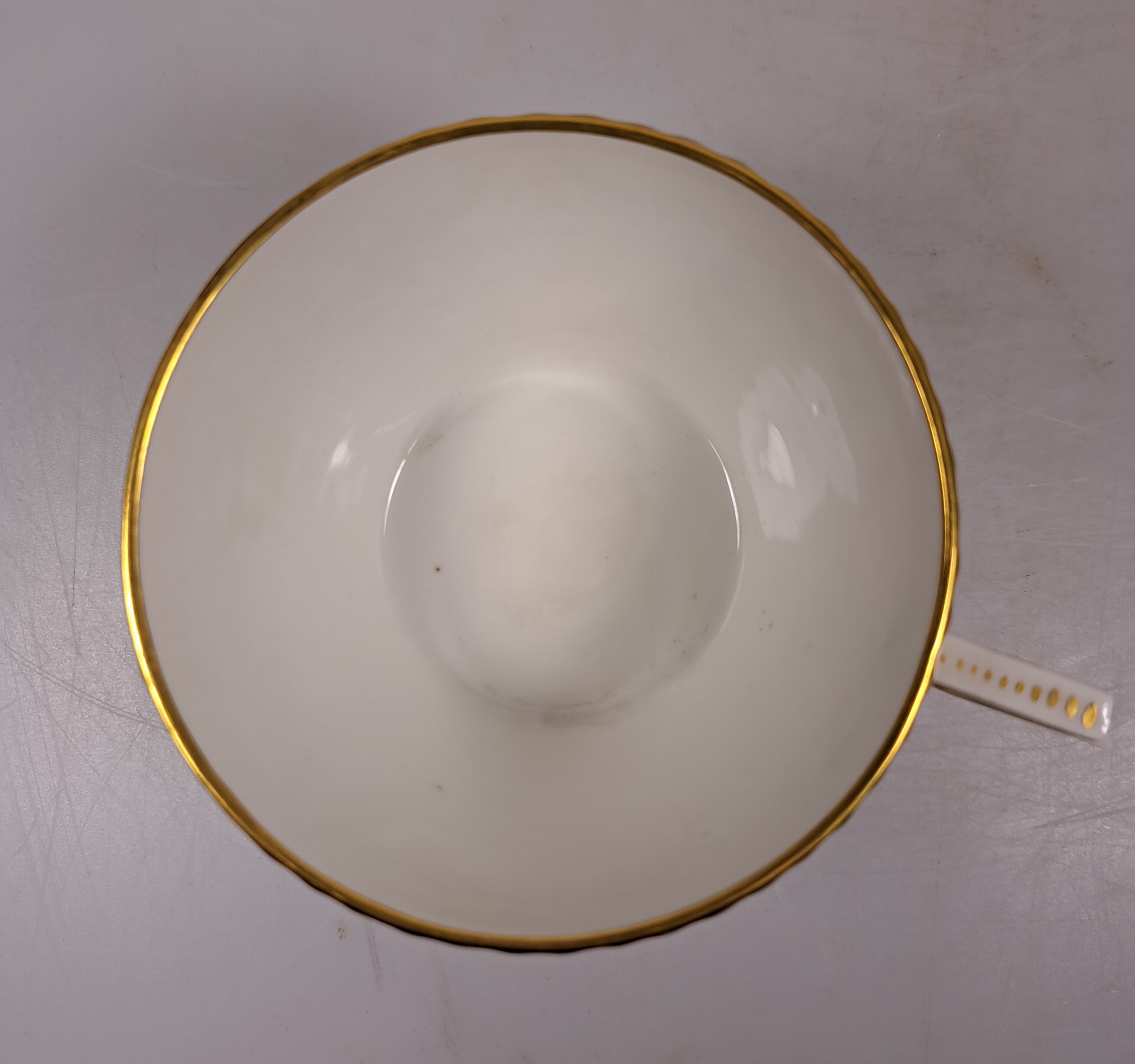 Detail c: Tasse mit Untertasse, KPM Berlin, Modell Kurland, Rand türkisfarben mit Matt- und Glanzvergoldung, bunte Blumenmalerei mit Insekten, H. ca. 5cm