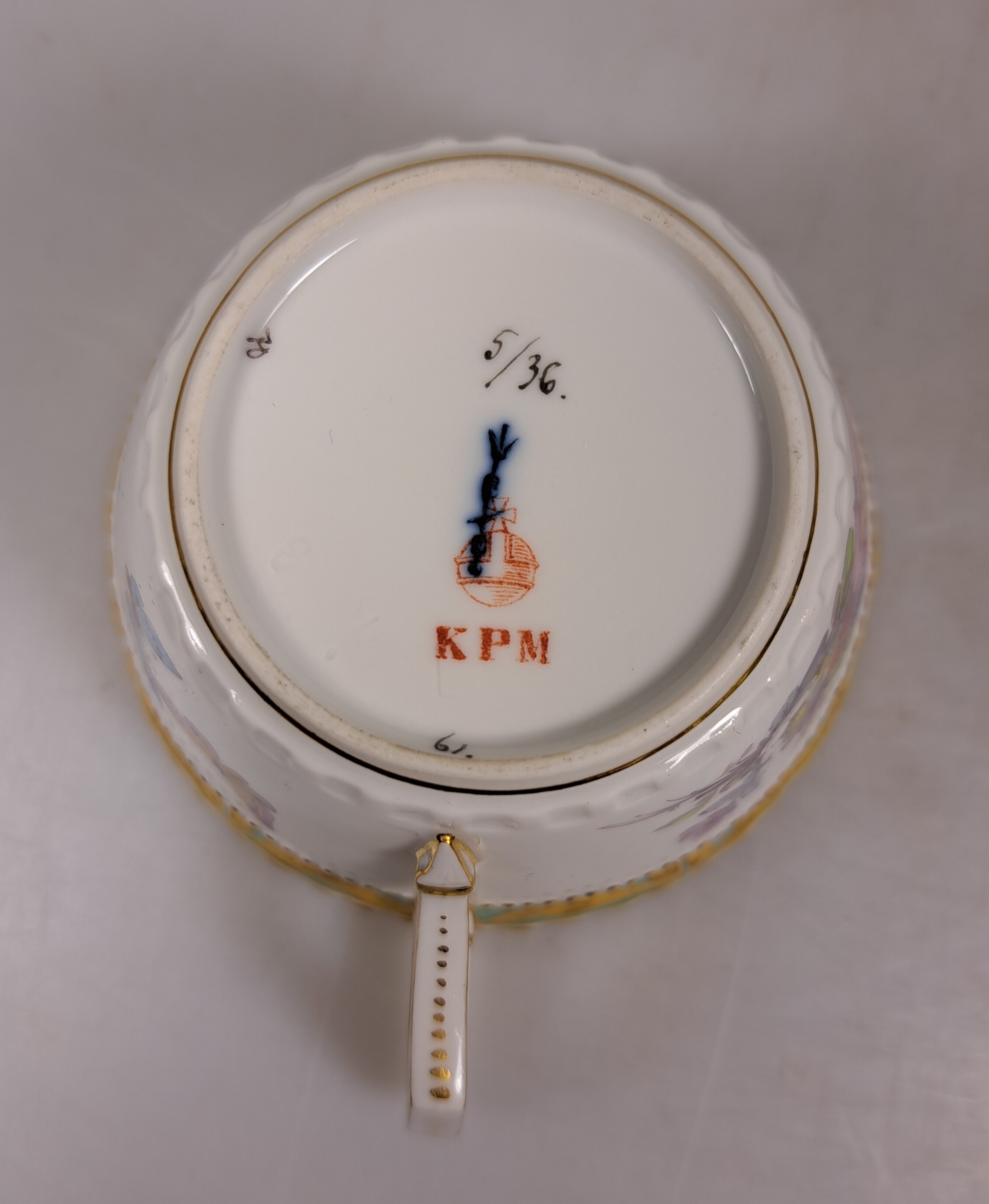 Detail f: Tasse mit Untertasse, KPM Berlin, Modell Kurland, Rand türkisfarben mit Matt- und Glanzvergoldung, bunte Blumenmalerei mit Insekten, H. ca. 5cm