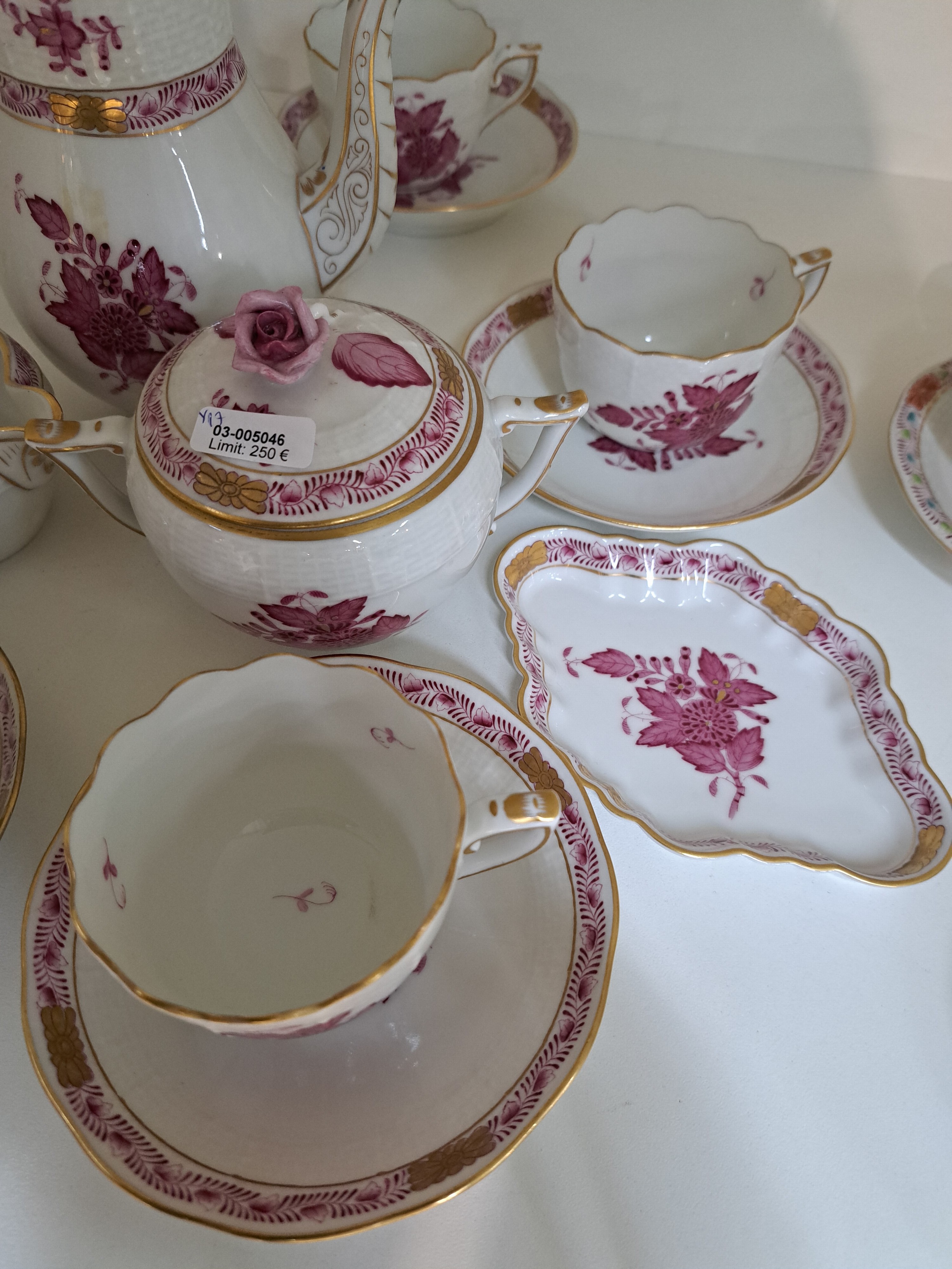Detail a: Mokkaservice, Herend Ungarn, Apponiy purpur, Kännchen, Zuckerdose, Sahnegießer, 6 Tassen mit Untertassen, 2 Schälchen, Goldränder