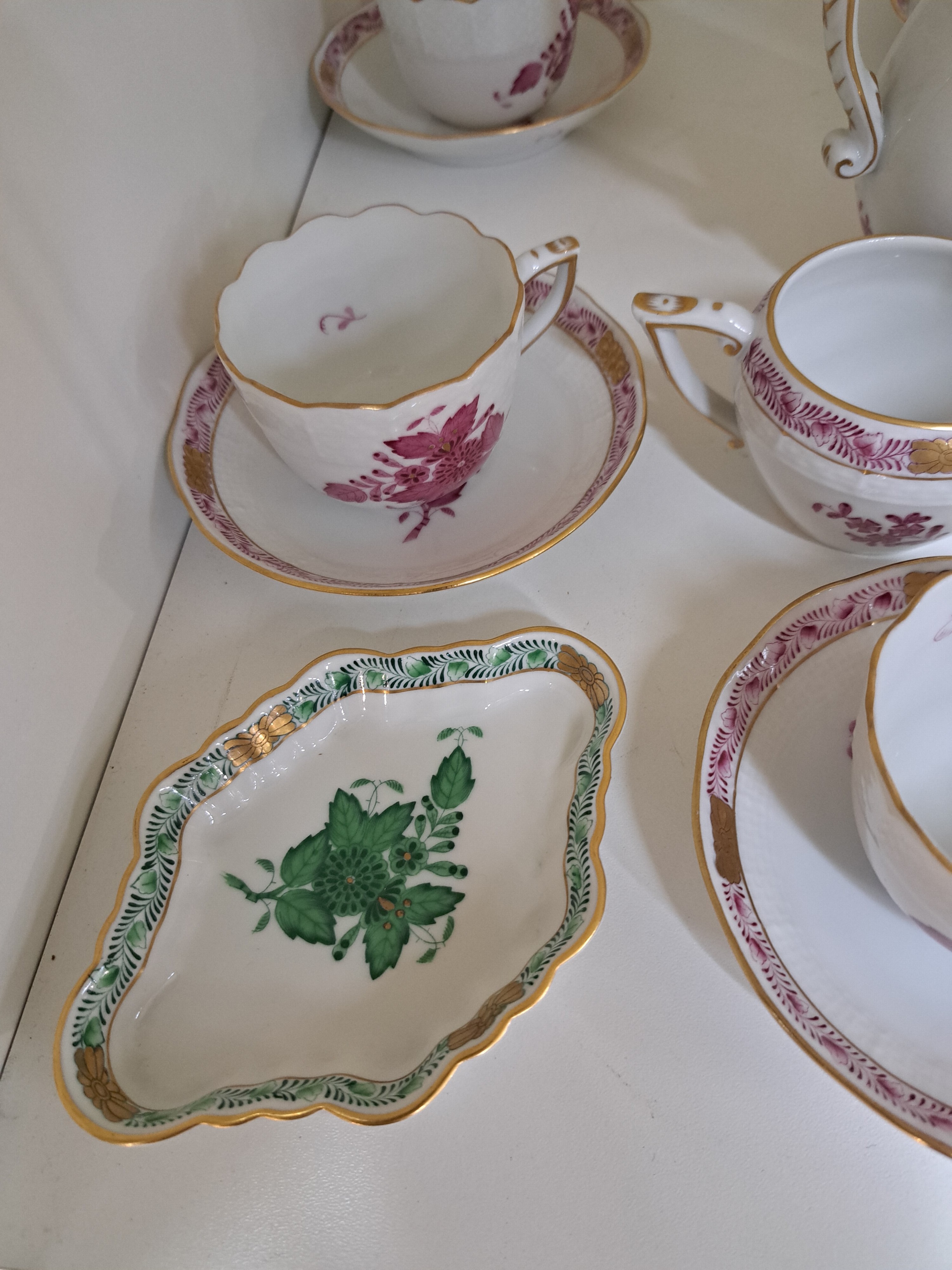 Detail b: Mokkaservice, Herend Ungarn, Apponiy purpur, Kännchen, Zuckerdose, Sahnegießer, 6 Tassen mit Untertassen, 2 Schälchen, Goldränder