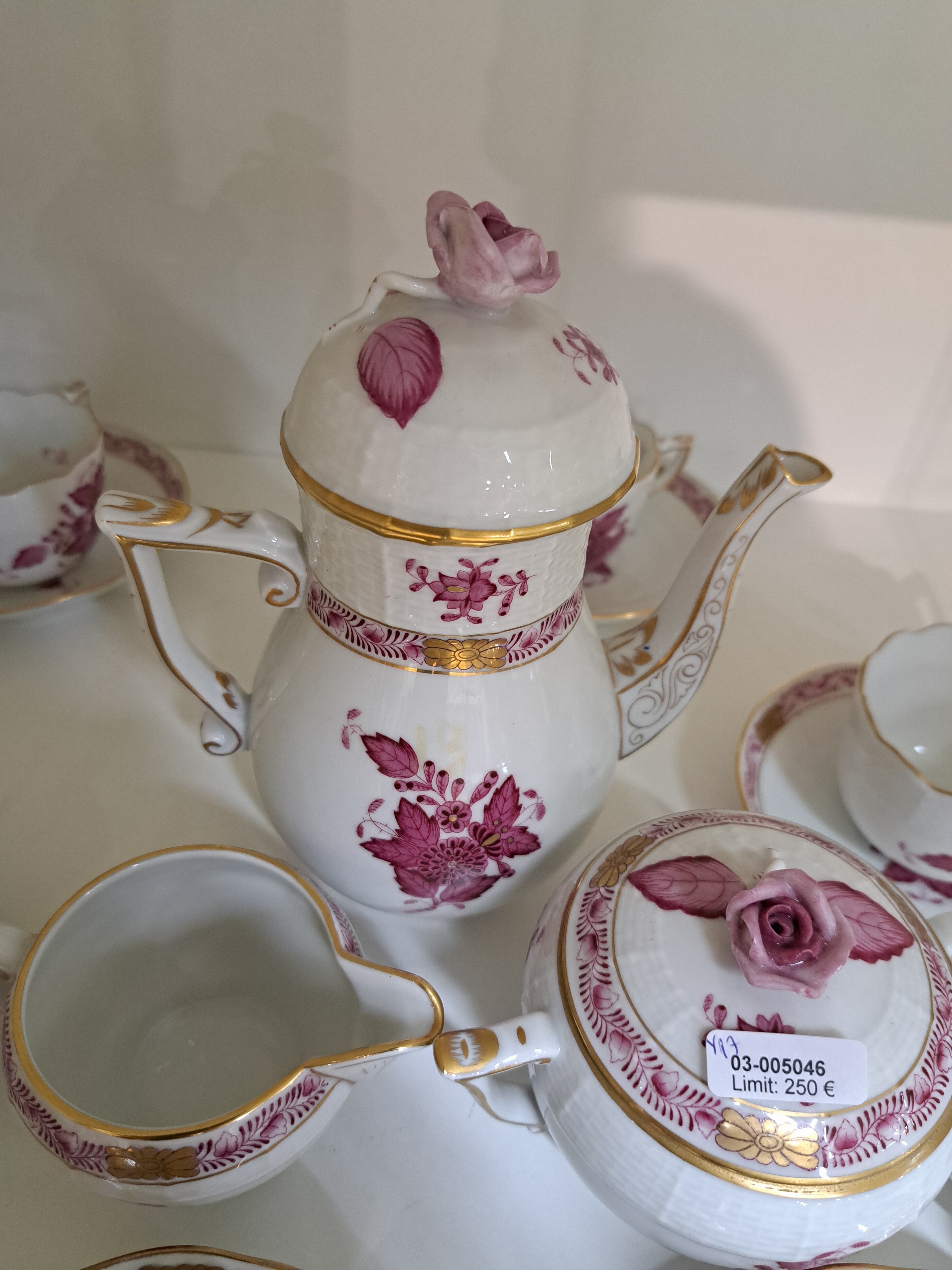 Detail c: Mokkaservice, Herend Ungarn, Apponiy purpur, Kännchen, Zuckerdose, Sahnegießer, 6 Tassen mit Untertassen, 2 Schälchen, Goldränder
