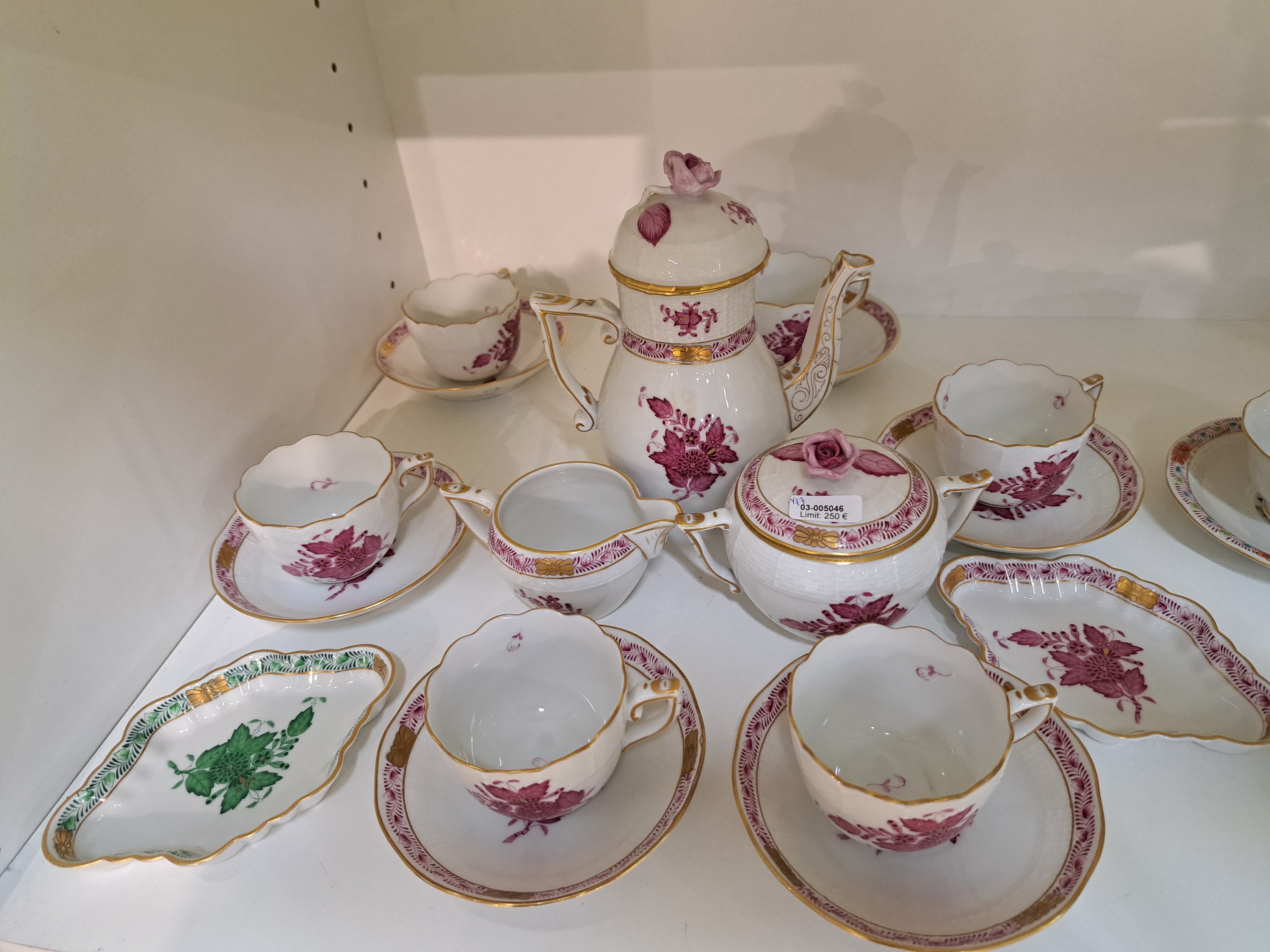 Detail d: Mokkaservice, Herend Ungarn, Apponiy purpur, Kännchen, Zuckerdose, Sahnegießer, 6 Tassen mit Untertassen, 2 Schälchen, Goldränder
