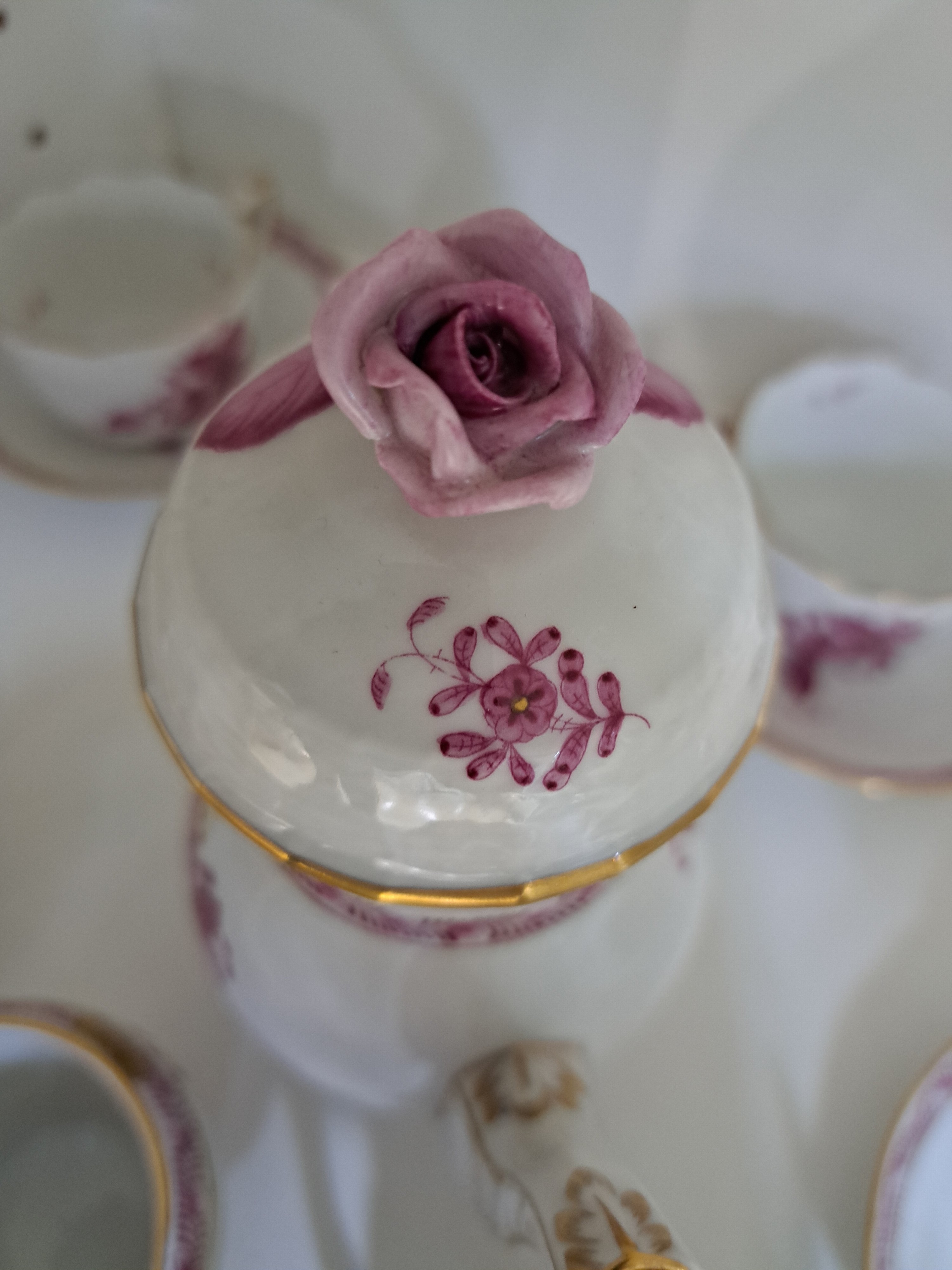 Detail e: Mokkaservice, Herend Ungarn, Apponiy purpur, Kännchen, Zuckerdose, Sahnegießer, 6 Tassen mit Untertassen, 2 Schälchen, Goldränder