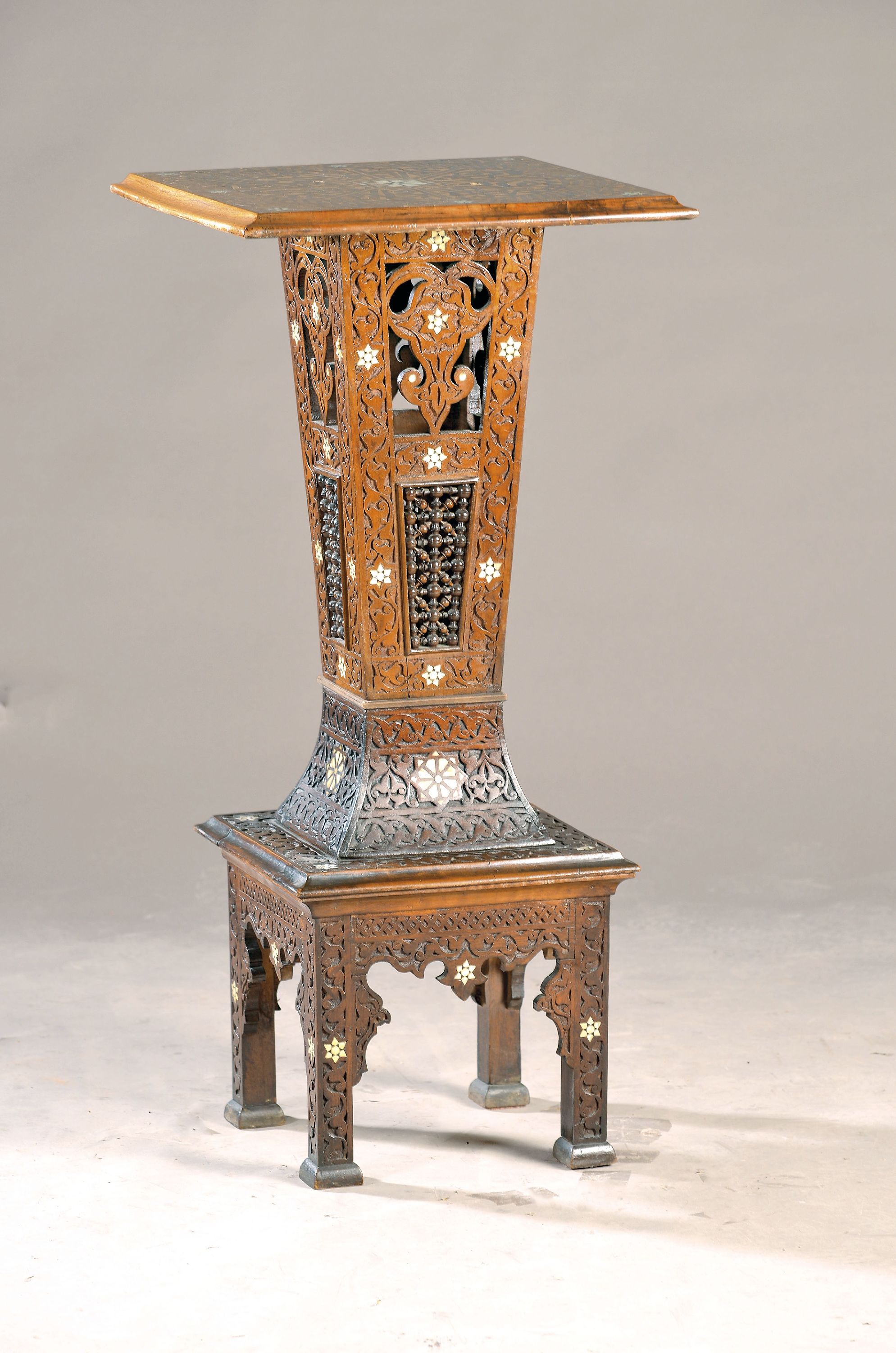 Image 27054572 - Blumensäule, Syrien, 20.Jh., Hartholz geschnitzt, Perlmutteinlagen, reiche Reliefzier, ...