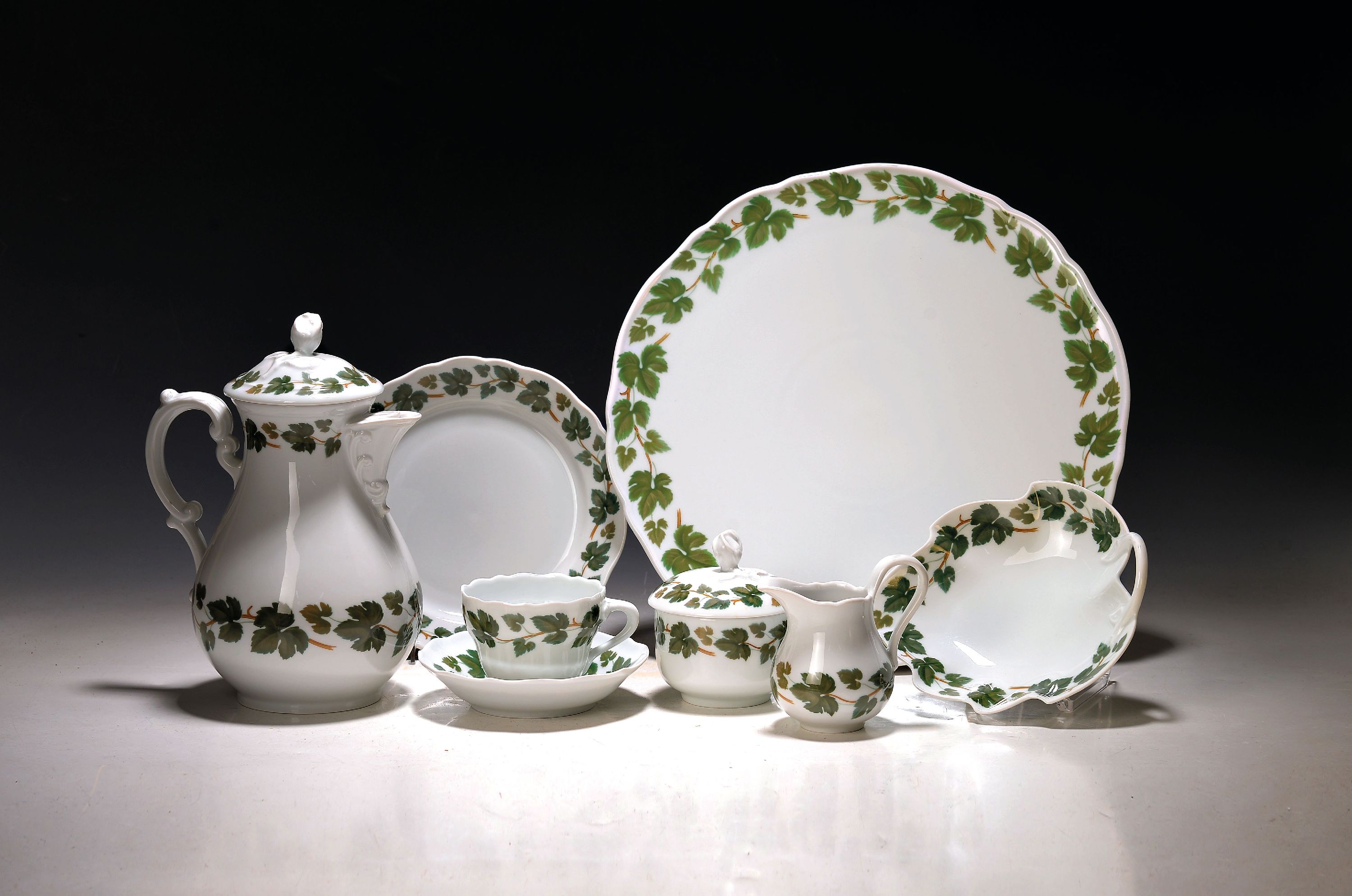 Image 27054580 - Kaffeeservice, Hutschenreuther, 20. Jh., Weinlaubdekor, Kanne, Zuckerdose, ...