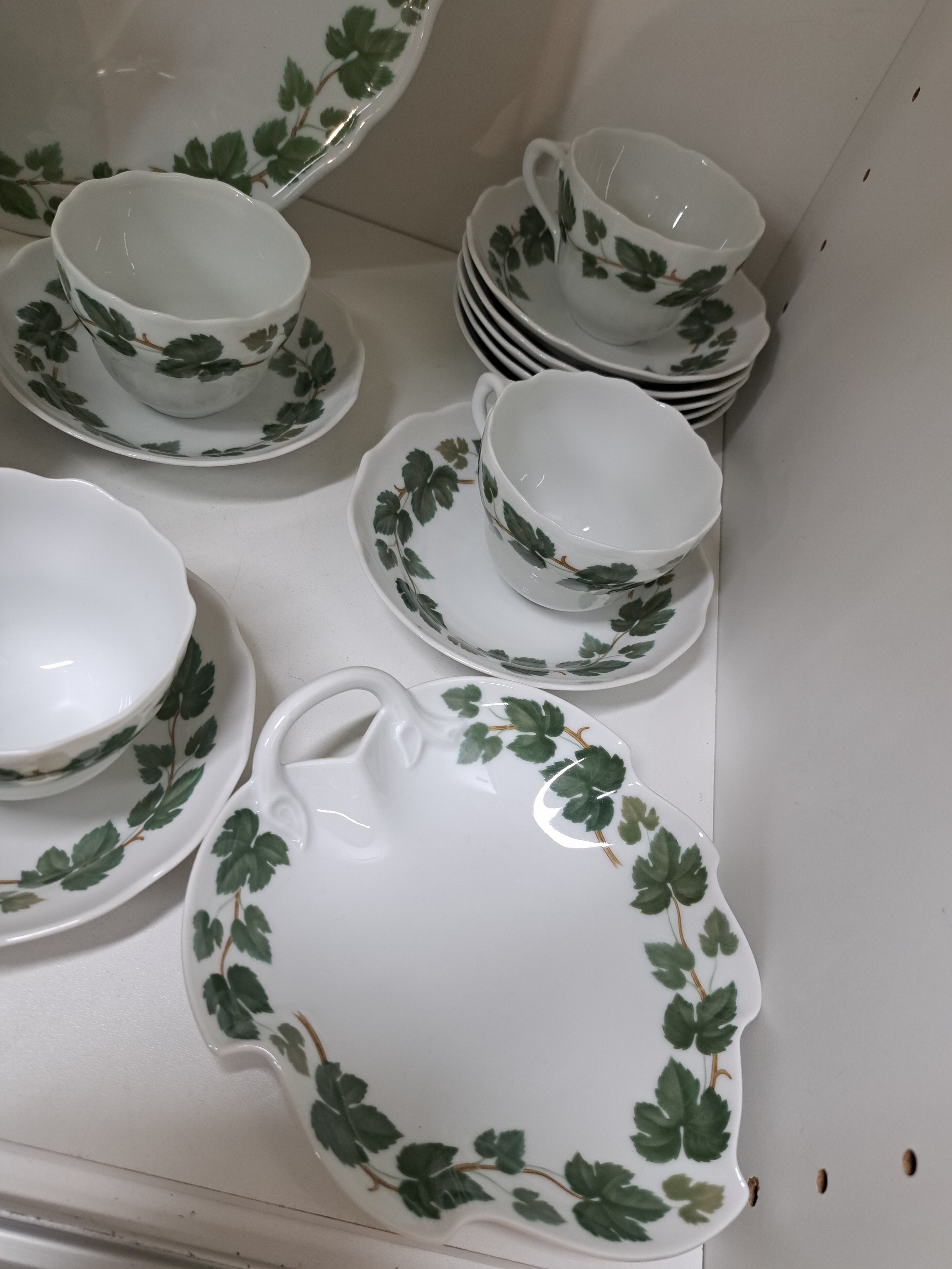 Detail a: Kaffeeservice, Hutschenreuther, 20. Jh., Weinlaubdekor, Kanne, Zuckerdose, Milchkännchen, 12 Tassen mit Untertassen, 12 Kuchenteller, eine ...