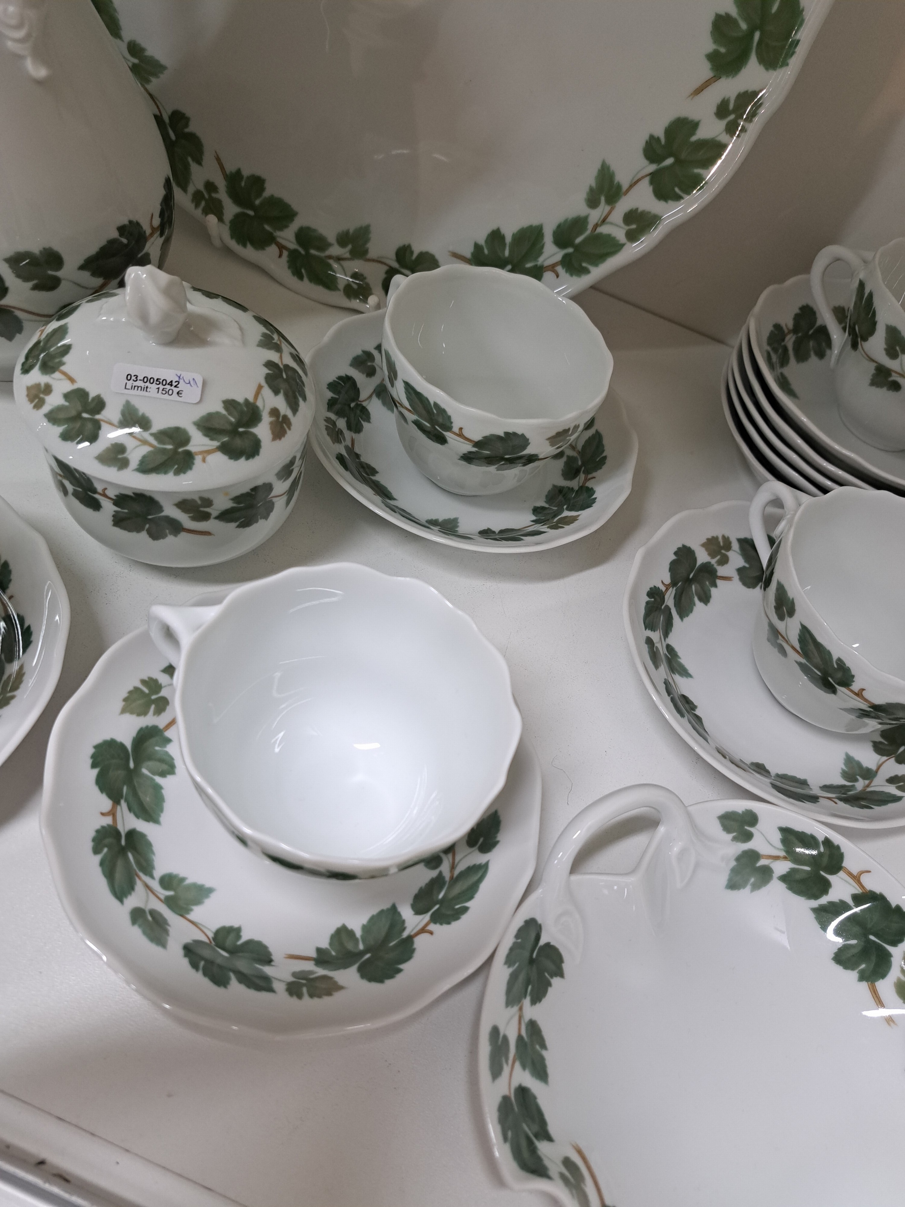 Detail b: Kaffeeservice, Hutschenreuther, 20. Jh., Weinlaubdekor, Kanne, Zuckerdose, Milchkännchen, 12 Tassen mit Untertassen, 12 Kuchenteller, eine ...