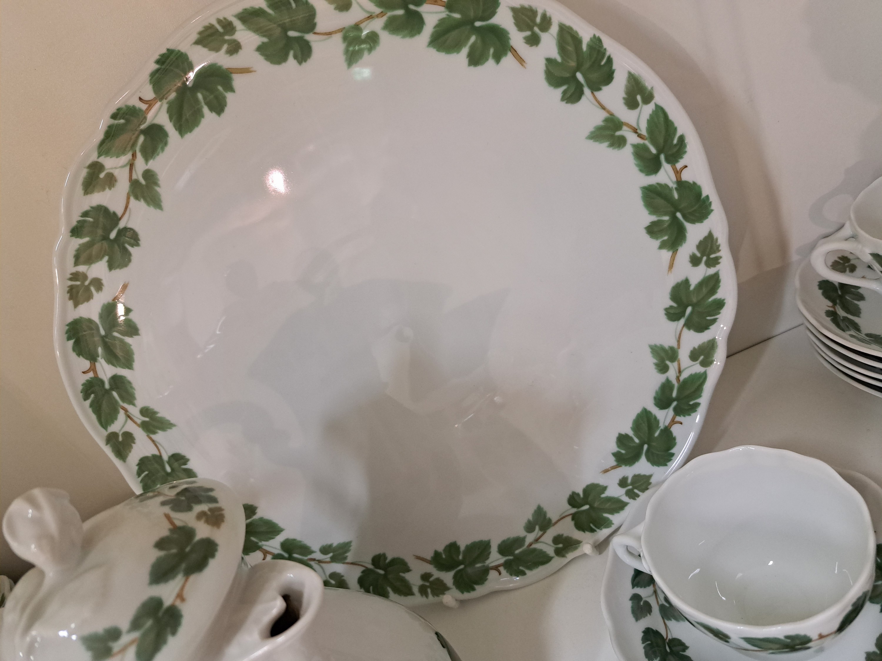 Detail c: Kaffeeservice, Hutschenreuther, 20. Jh., Weinlaubdekor, Kanne, Zuckerdose, Milchkännchen, 12 Tassen mit Untertassen, 12 Kuchenteller, eine ...