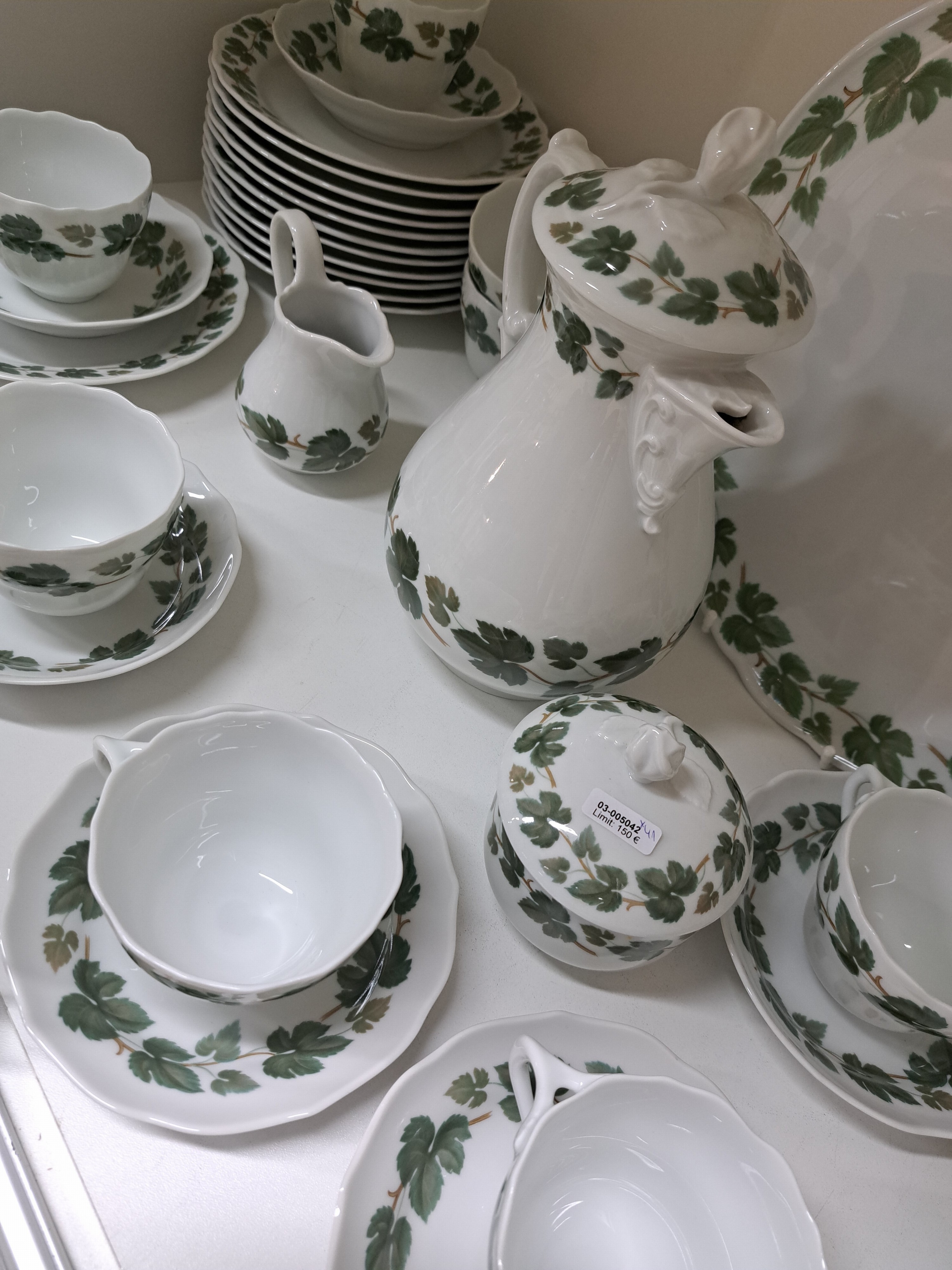 Detail d: Kaffeeservice, Hutschenreuther, 20. Jh., Weinlaubdekor, Kanne, Zuckerdose, Milchkännchen, 12 Tassen mit Untertassen, 12 Kuchenteller, eine ...