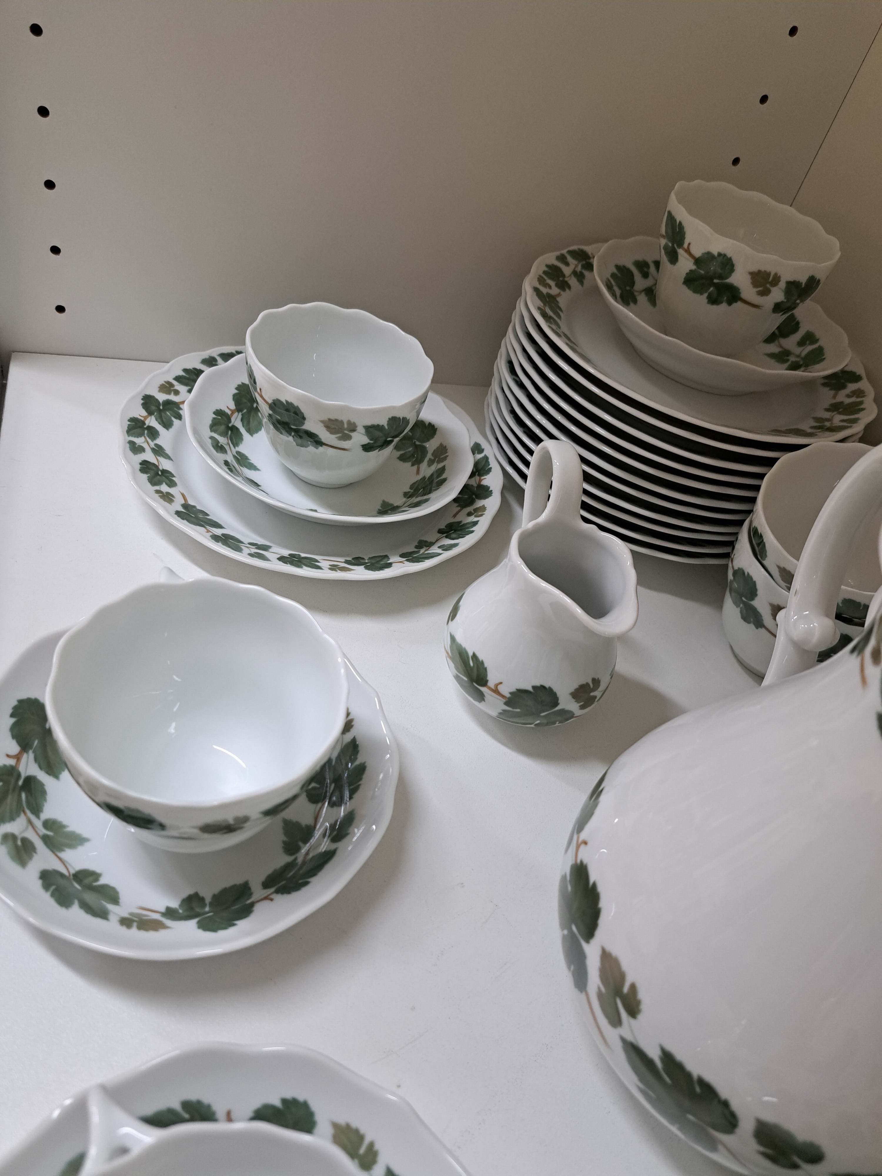 Detail e: Kaffeeservice, Hutschenreuther, 20. Jh., Weinlaubdekor, Kanne, Zuckerdose, Milchkännchen, 12 Tassen mit Untertassen, 12 Kuchenteller, eine ...