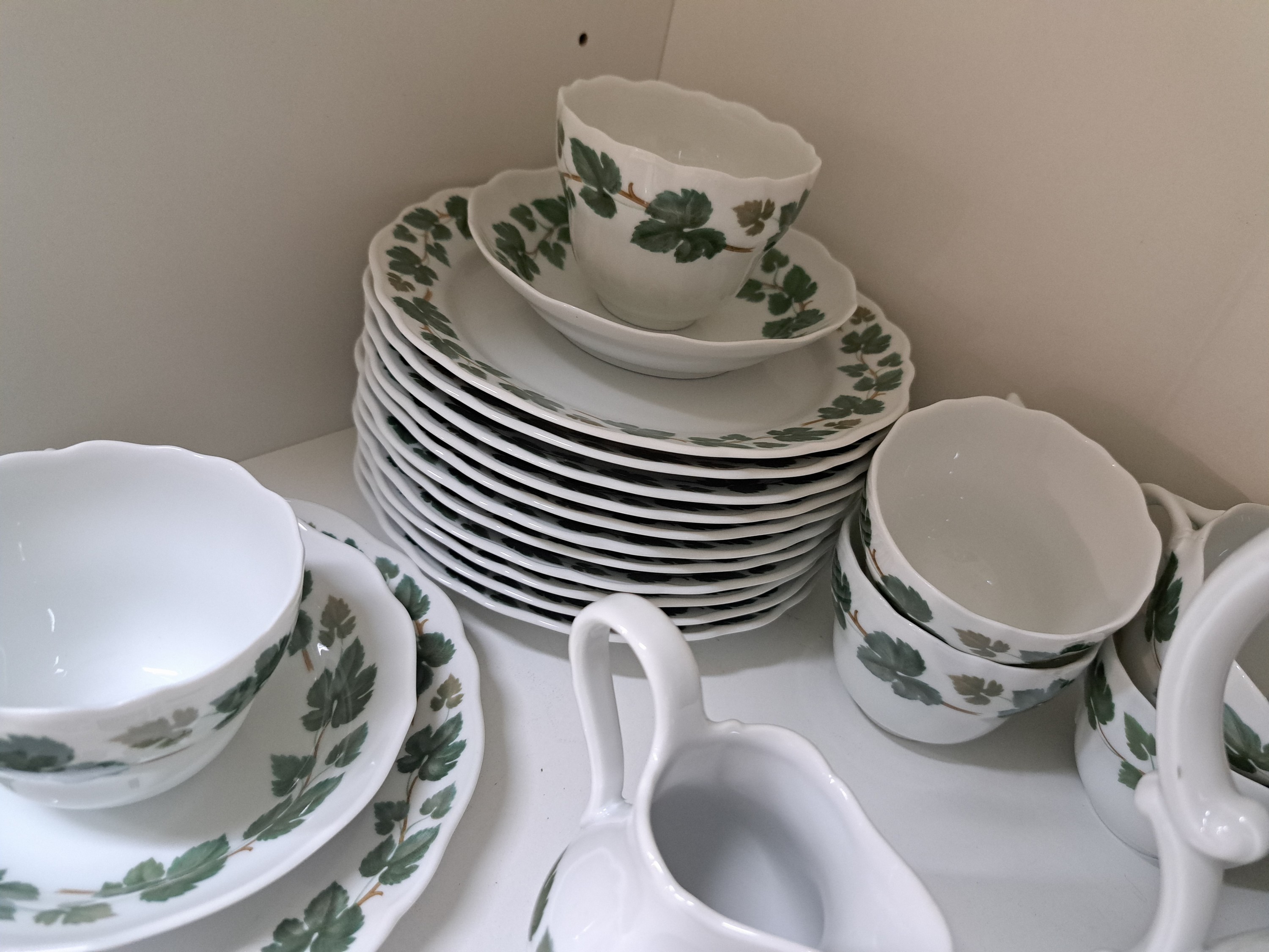 Detail f: Kaffeeservice, Hutschenreuther, 20. Jh., Weinlaubdekor, Kanne, Zuckerdose, Milchkännchen, 12 Tassen mit Untertassen, 12 Kuchenteller, eine ...