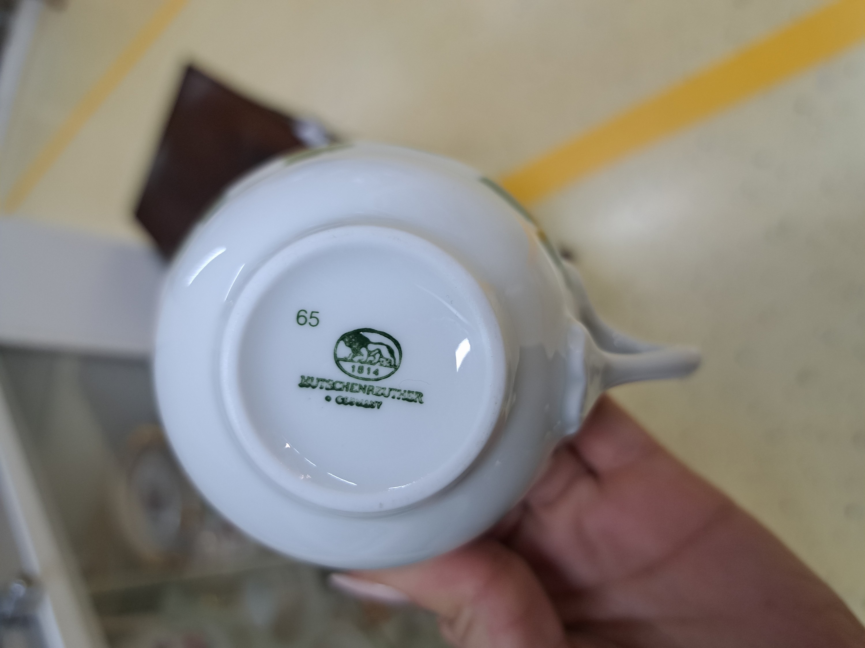 Detail g: Kaffeeservice, Hutschenreuther, 20. Jh., Weinlaubdekor, Kanne, Zuckerdose, Milchkännchen, 12 Tassen mit Untertassen, 12 Kuchenteller, eine ...
