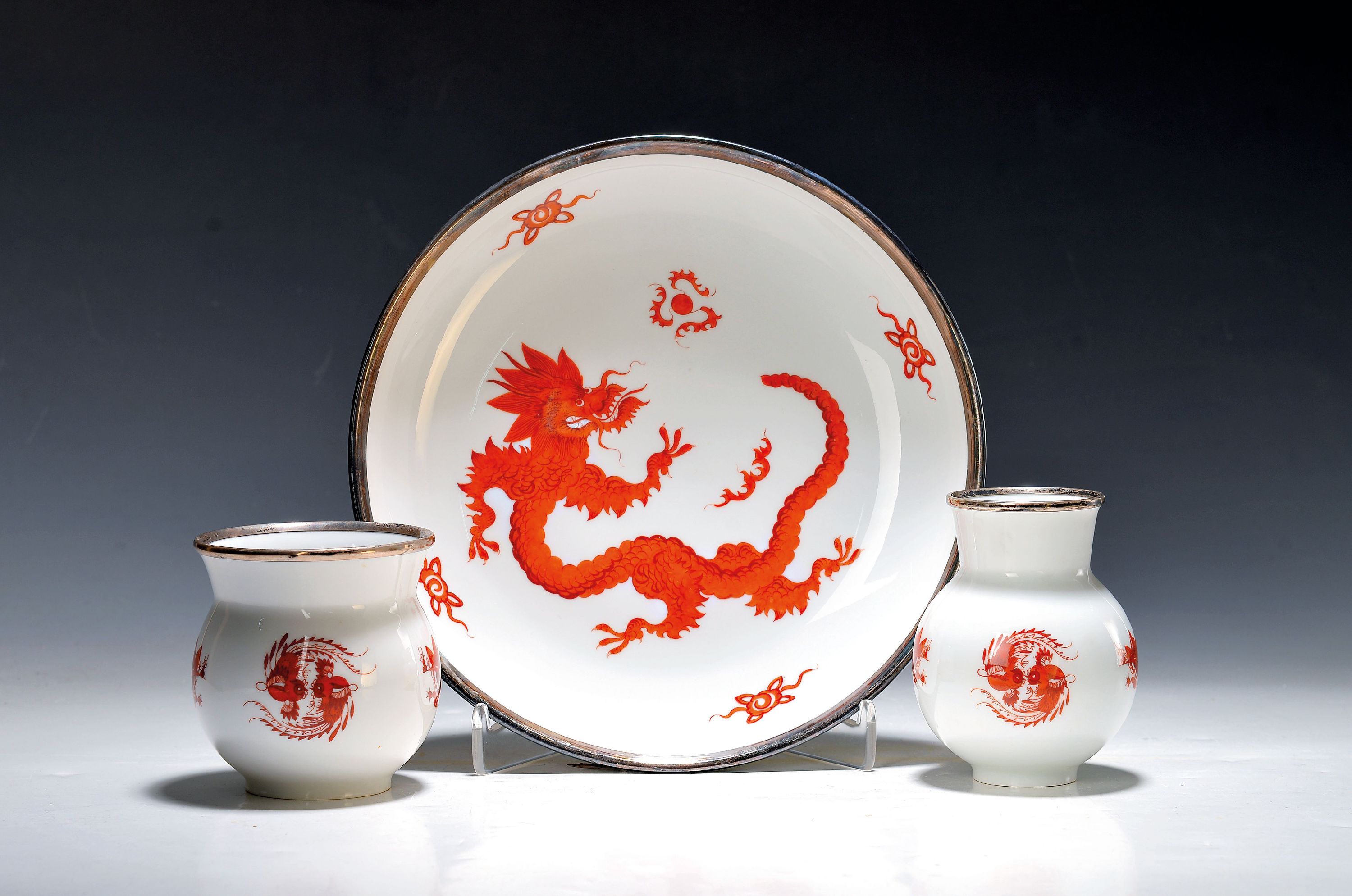 Image 27054585 - 3 Teile Porzellan Meissen mit 835er Silber- Rändern, Dekor eisenroter Mingdrache, ...