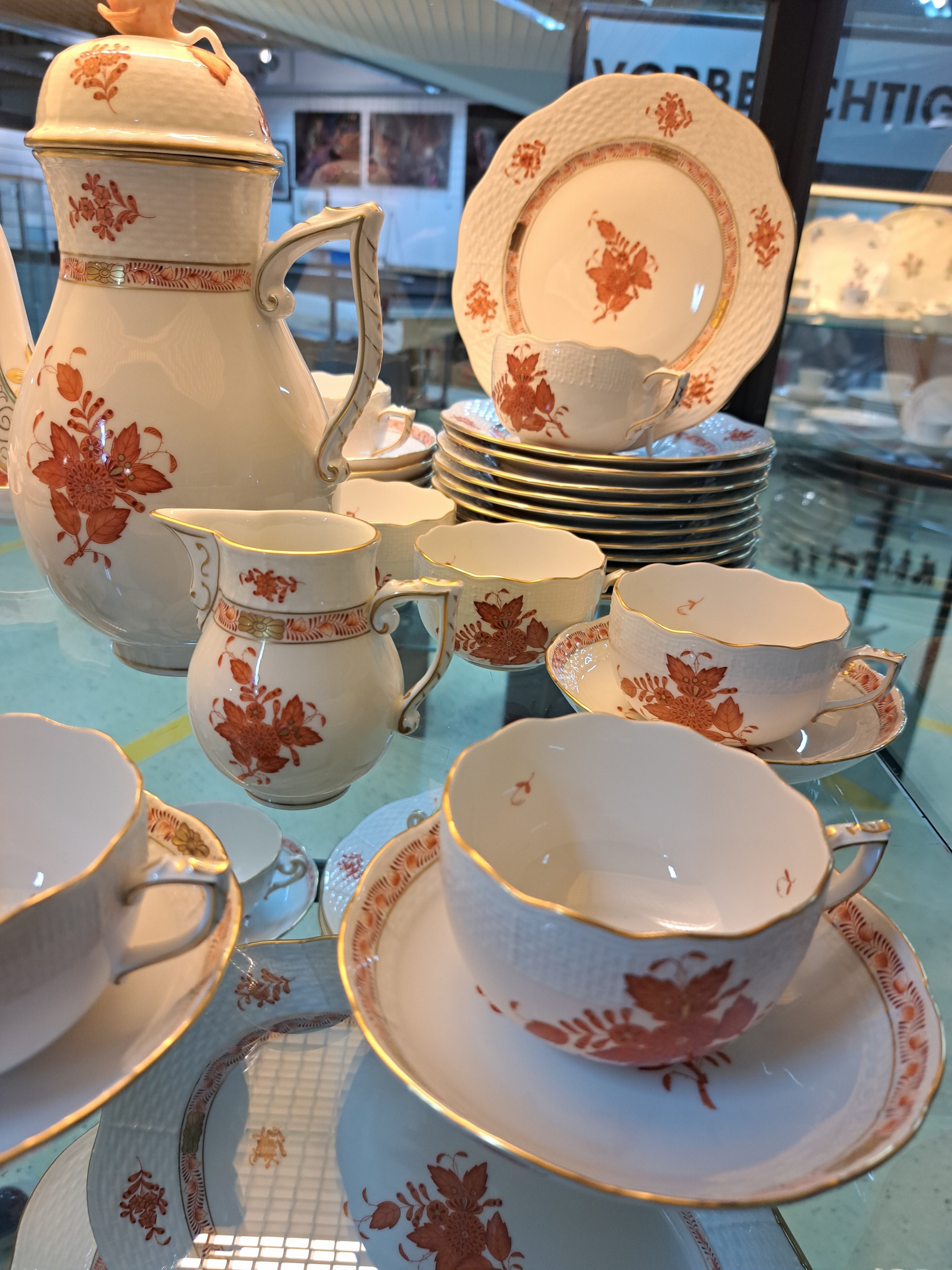 Detail a: Kaffeeservice, Herend Ungarn, Dekor Apponiy eisenrot, Kanne, Zuckerdose, Milchkännchen, 12 Tassen mit Untertassen, 12 Kuchenteller