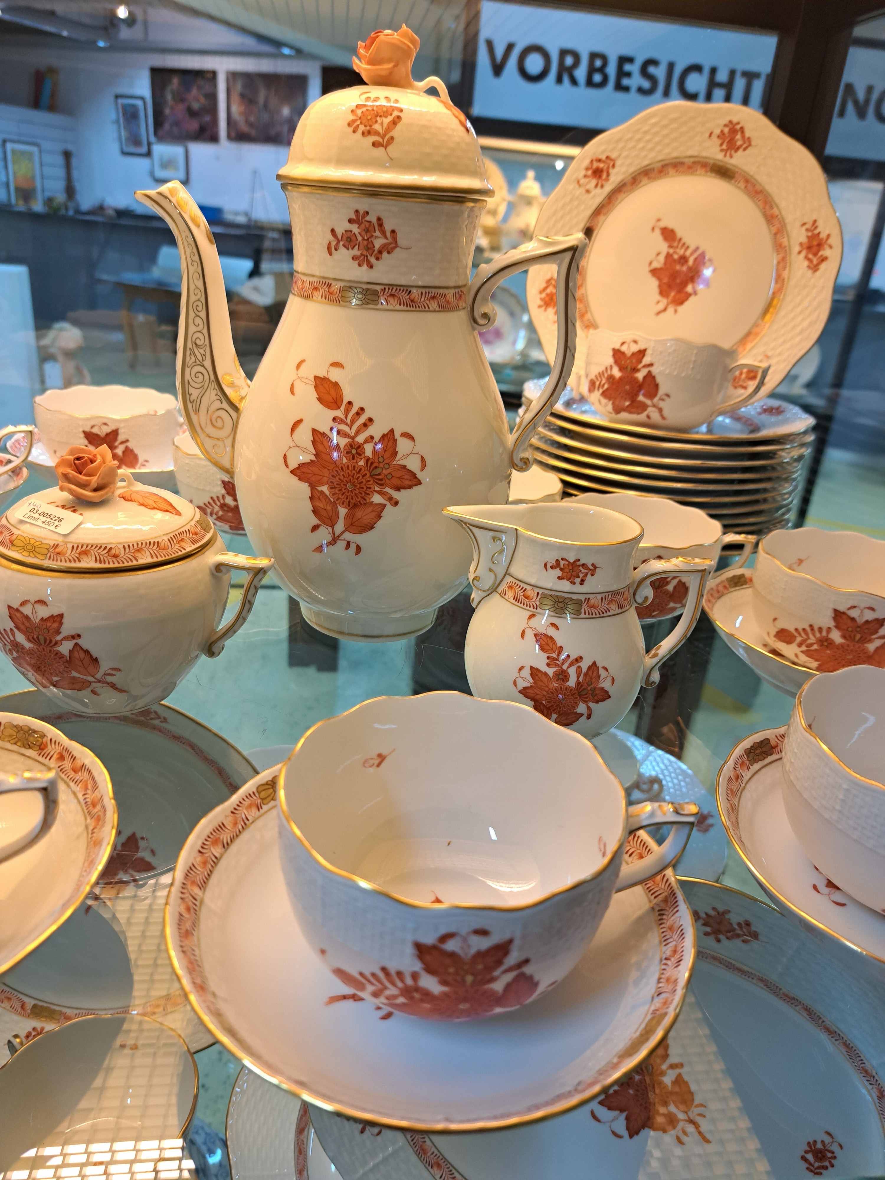 Detail b: Kaffeeservice, Herend Ungarn, Dekor Apponiy eisenrot, Kanne, Zuckerdose, Milchkännchen, 12 Tassen mit Untertassen, 12 Kuchenteller