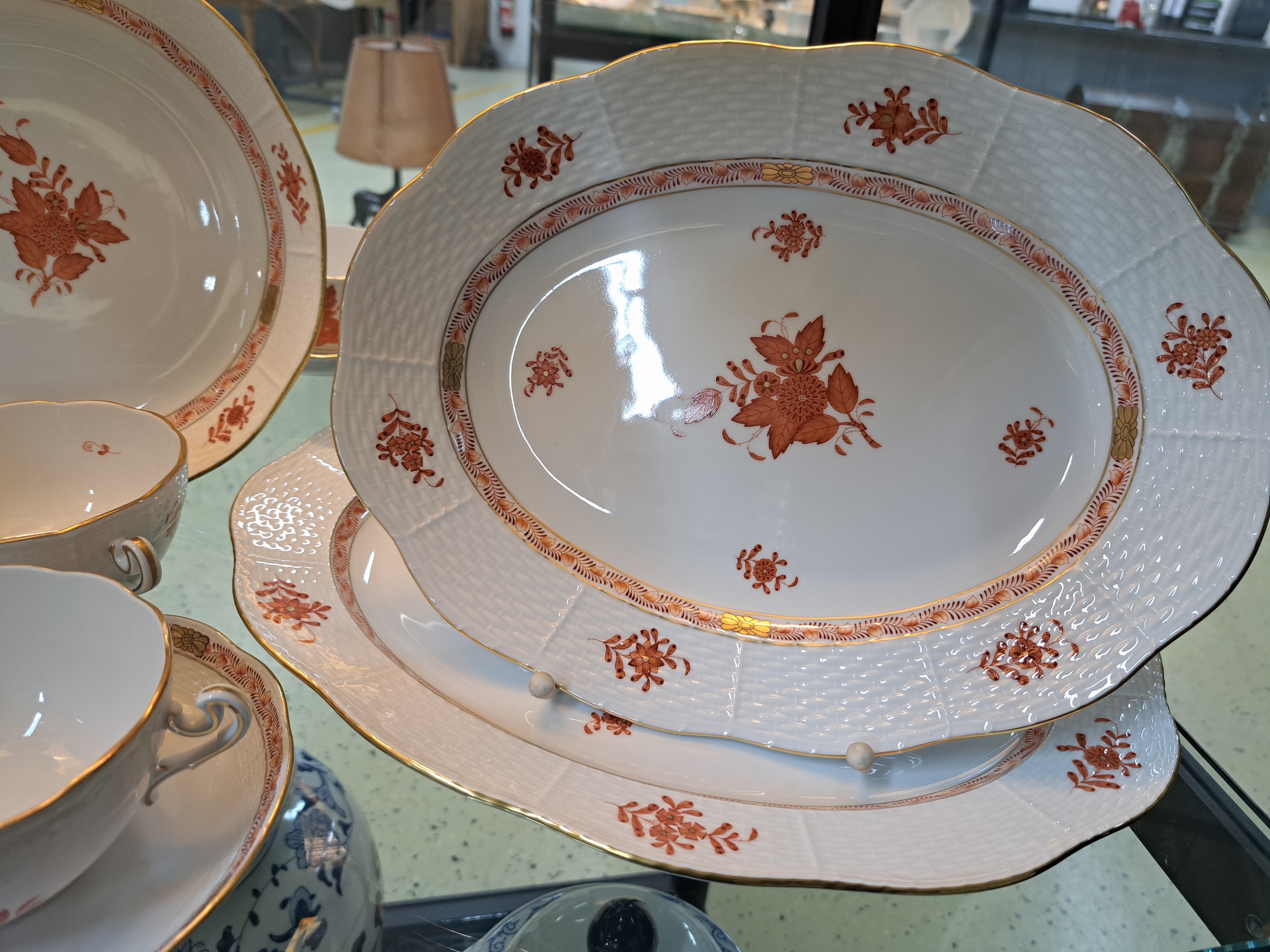 Detail d: Kaffeeservice, Herend Ungarn, Dekor Apponiy eisenrot, Kanne, Zuckerdose, Milchkännchen, 12 Tassen mit Untertassen, 12 Kuchenteller