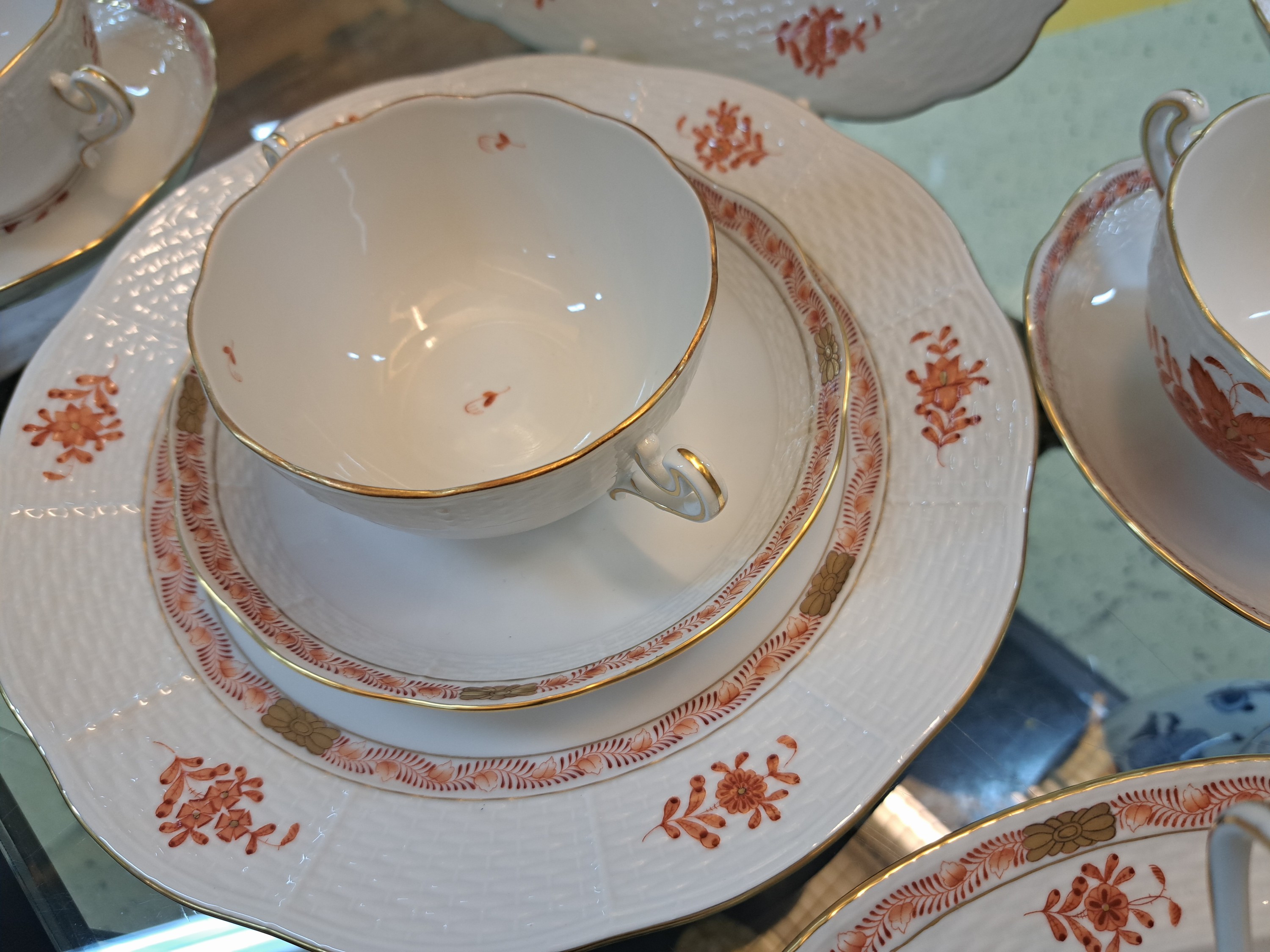 Detail g: Kaffeeservice, Herend Ungarn, Dekor Apponiy eisenrot, Kanne, Zuckerdose, Milchkännchen, 12 Tassen mit Untertassen, 12 Kuchenteller