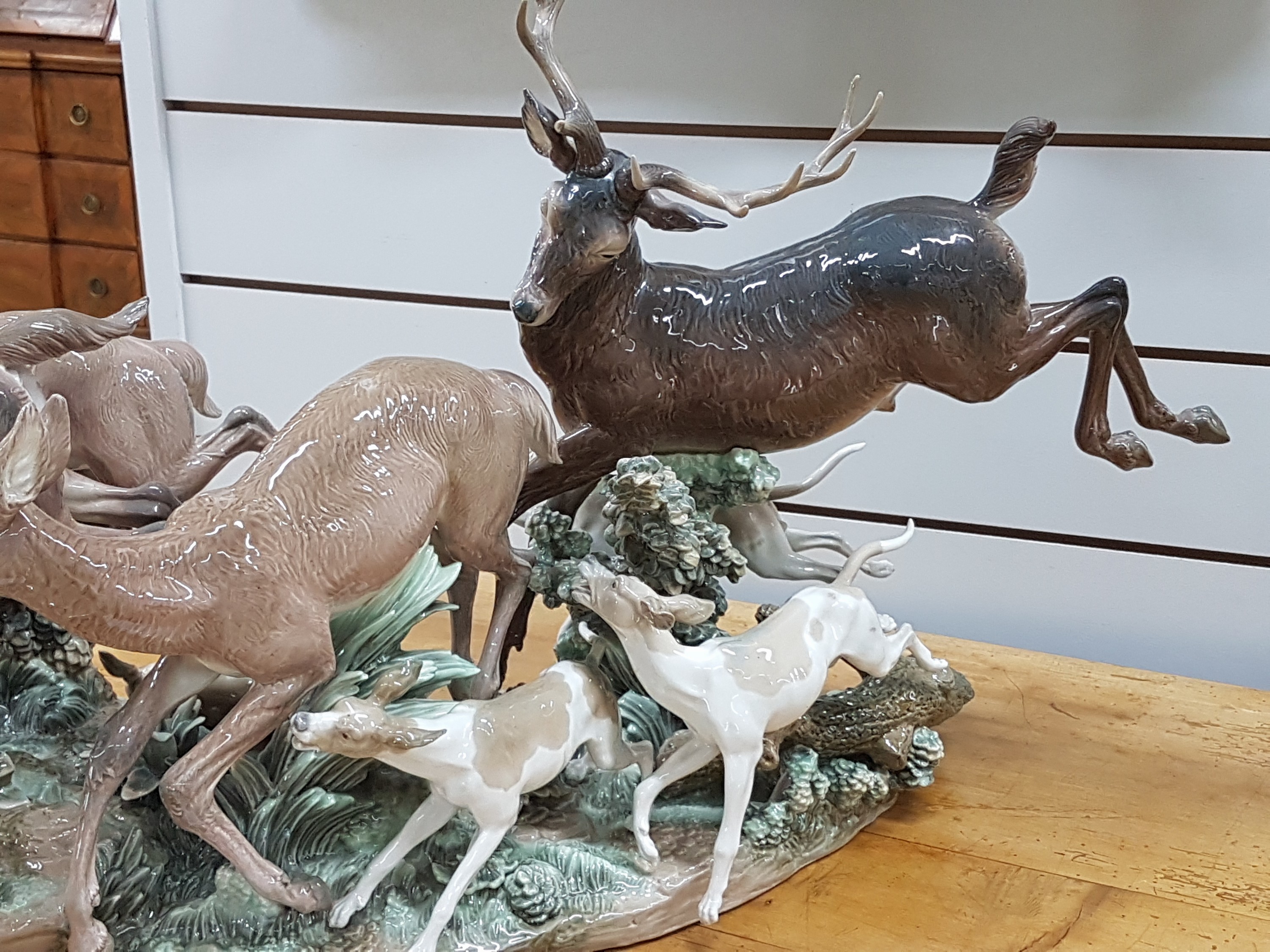 Detail a: Sehr große Porzellanfigurengruppe, Lladro Spanien, Entw. Salvador Furio von 1978, No. 68 von 750 Exemplaren, vollplastisch gearbeitet, Hirsch mit 4 ...