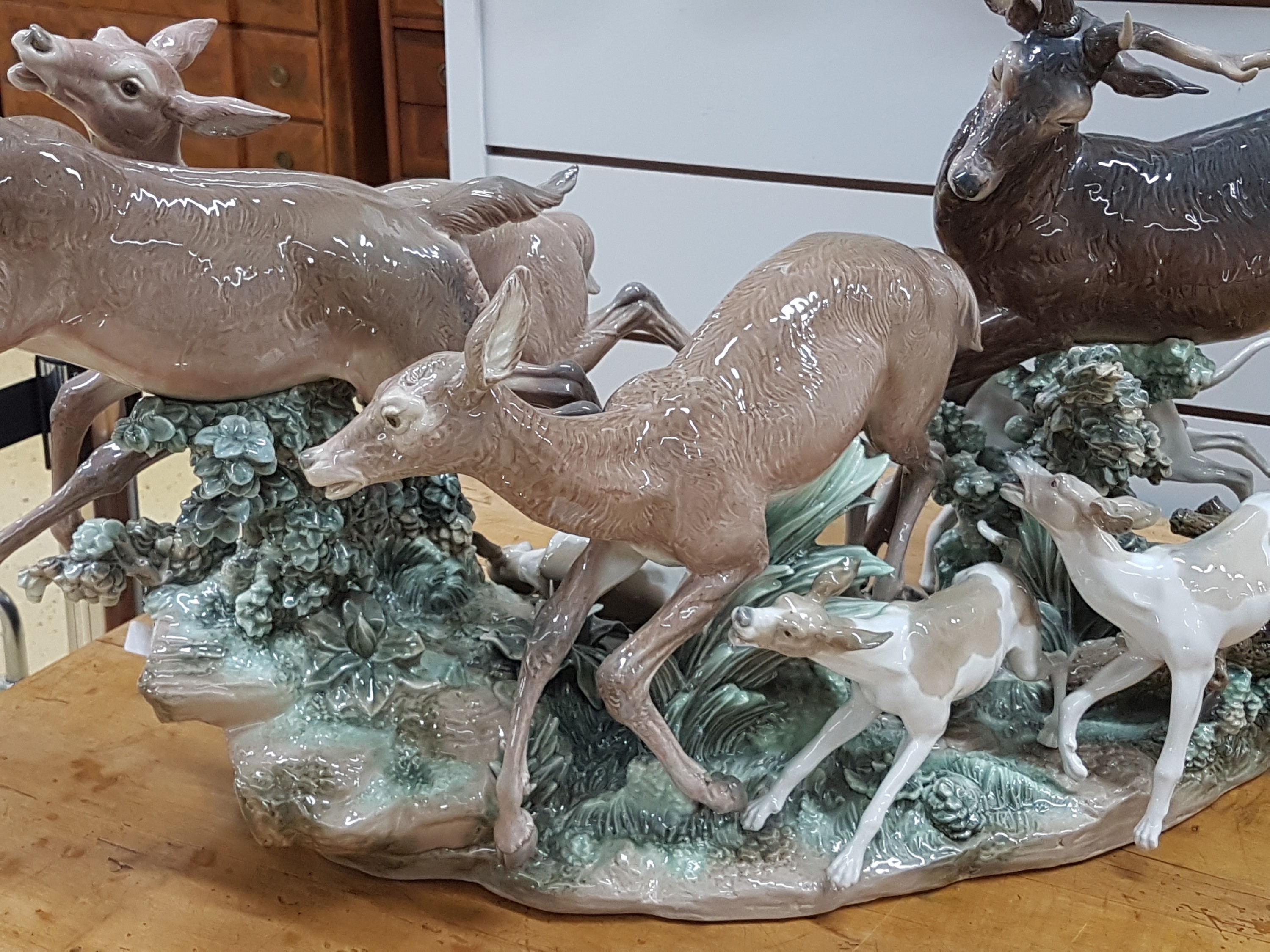 Detail b: Sehr große Porzellanfigurengruppe, Lladro Spanien, Entw. Salvador Furio von 1978, No. 68 von 750 Exemplaren, vollplastisch gearbeitet, Hirsch mit 4 ...