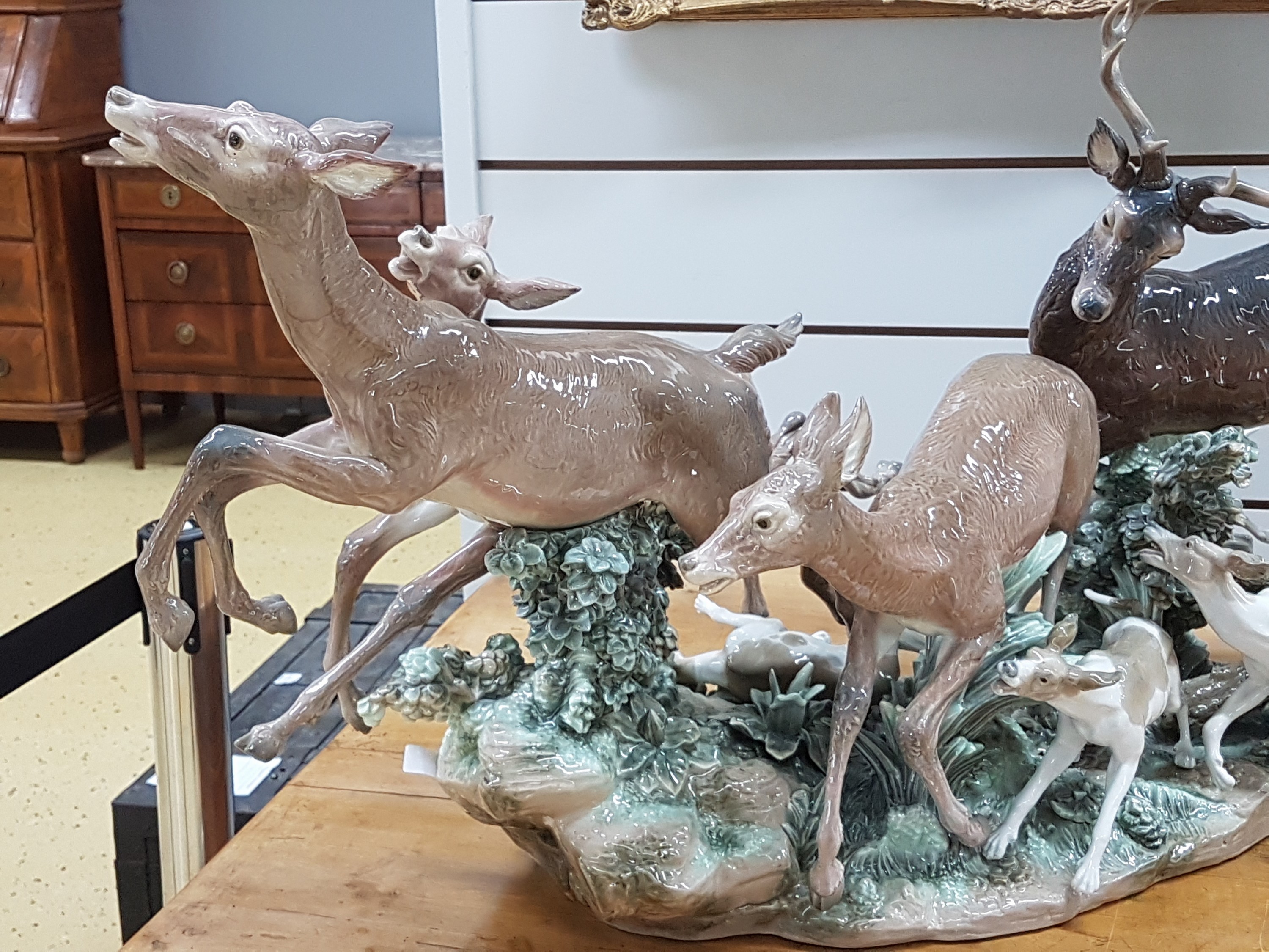 Detail c: Sehr große Porzellanfigurengruppe, Lladro Spanien, Entw. Salvador Furio von 1978, No. 68 von 750 Exemplaren, vollplastisch gearbeitet, Hirsch mit 4 ...