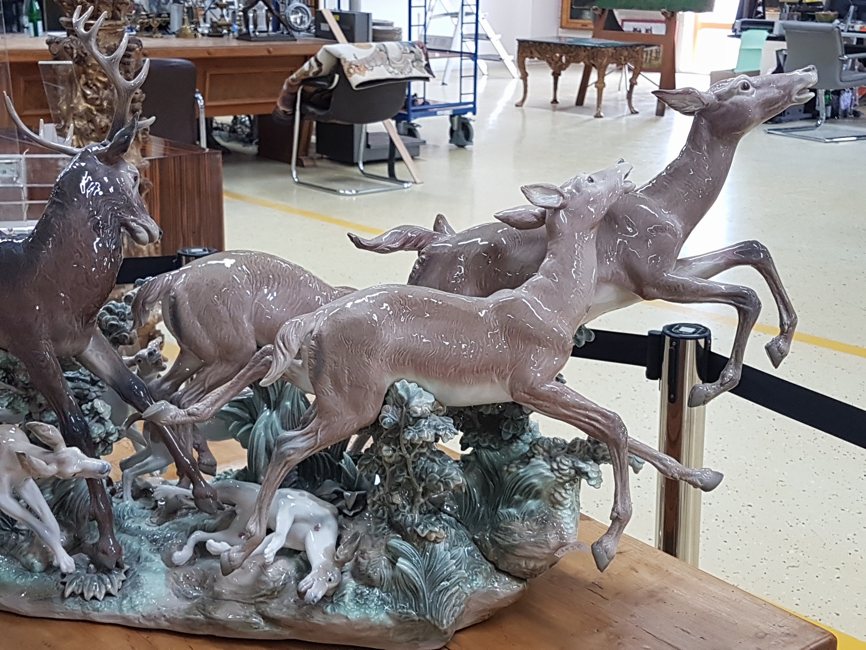 Detail d: Sehr große Porzellanfigurengruppe, Lladro Spanien, Entw. Salvador Furio von 1978, No. 68 von 750 Exemplaren, vollplastisch gearbeitet, Hirsch mit 4 ...