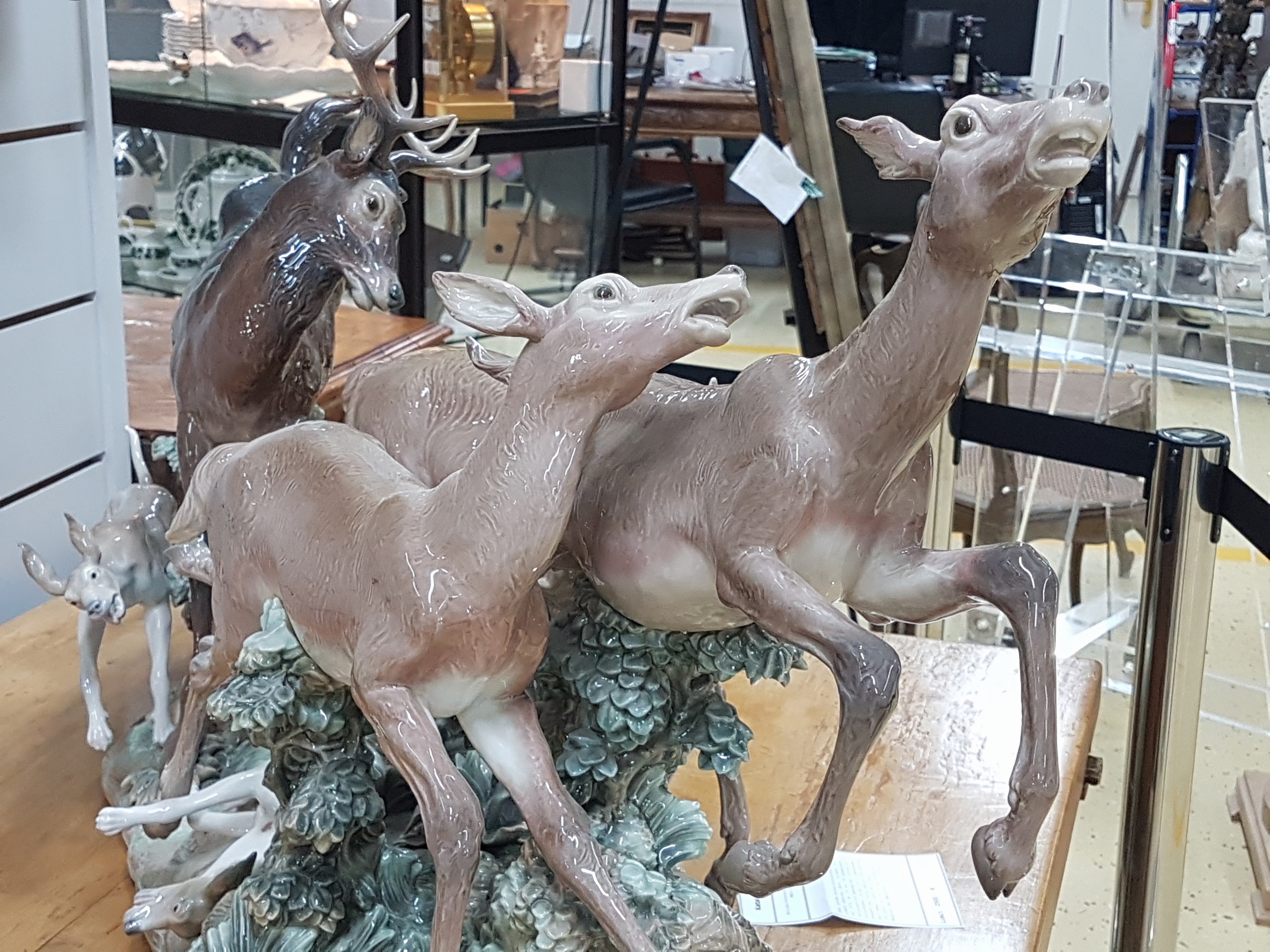 Detail e: Sehr große Porzellanfigurengruppe, Lladro Spanien, Entw. Salvador Furio von 1978, No. 68 von 750 Exemplaren, vollplastisch gearbeitet, Hirsch mit 4 ...