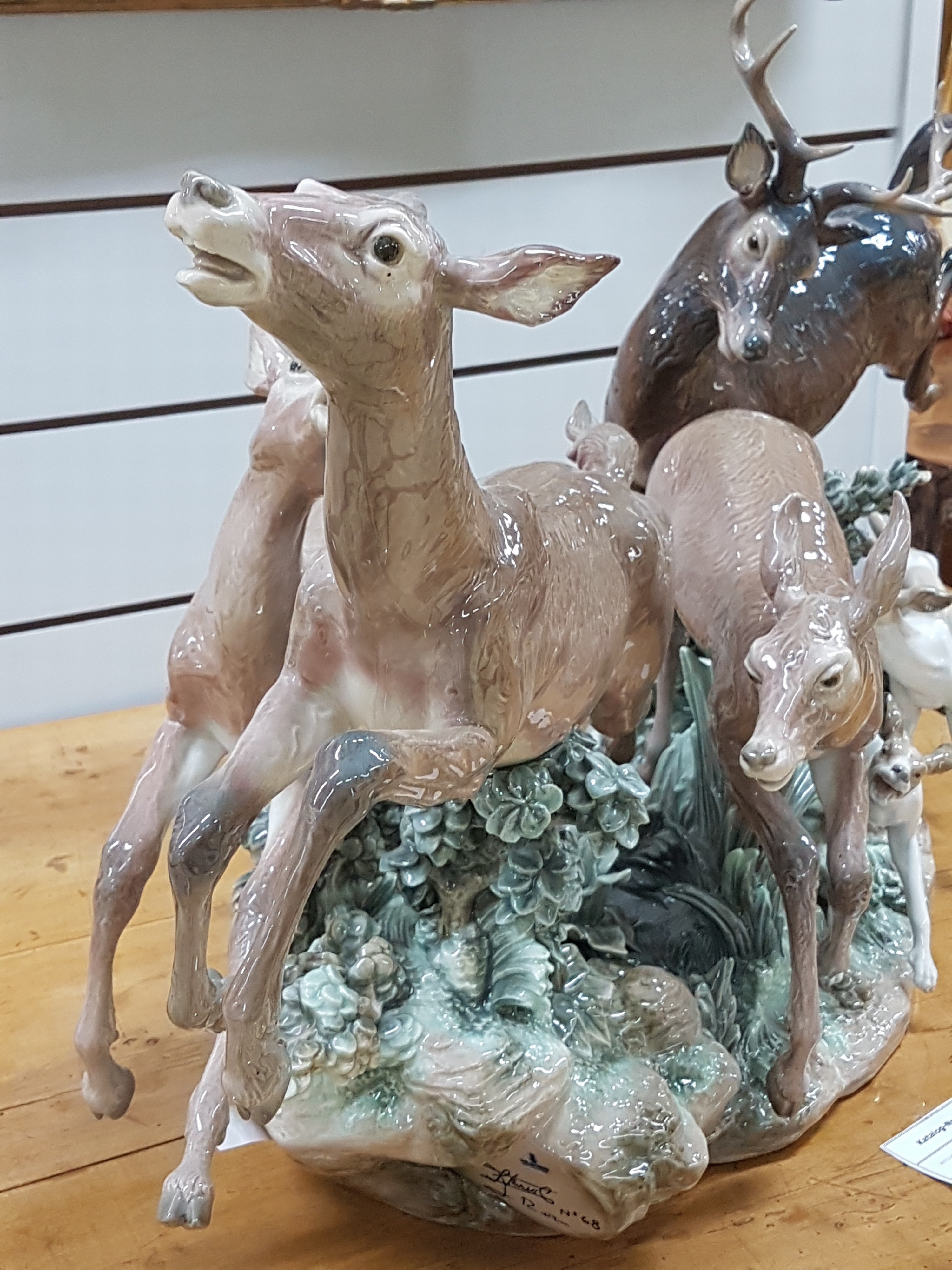 Detail f: Sehr große Porzellanfigurengruppe, Lladro Spanien, Entw. Salvador Furio von 1978, No. 68 von 750 Exemplaren, vollplastisch gearbeitet, Hirsch mit 4 ...