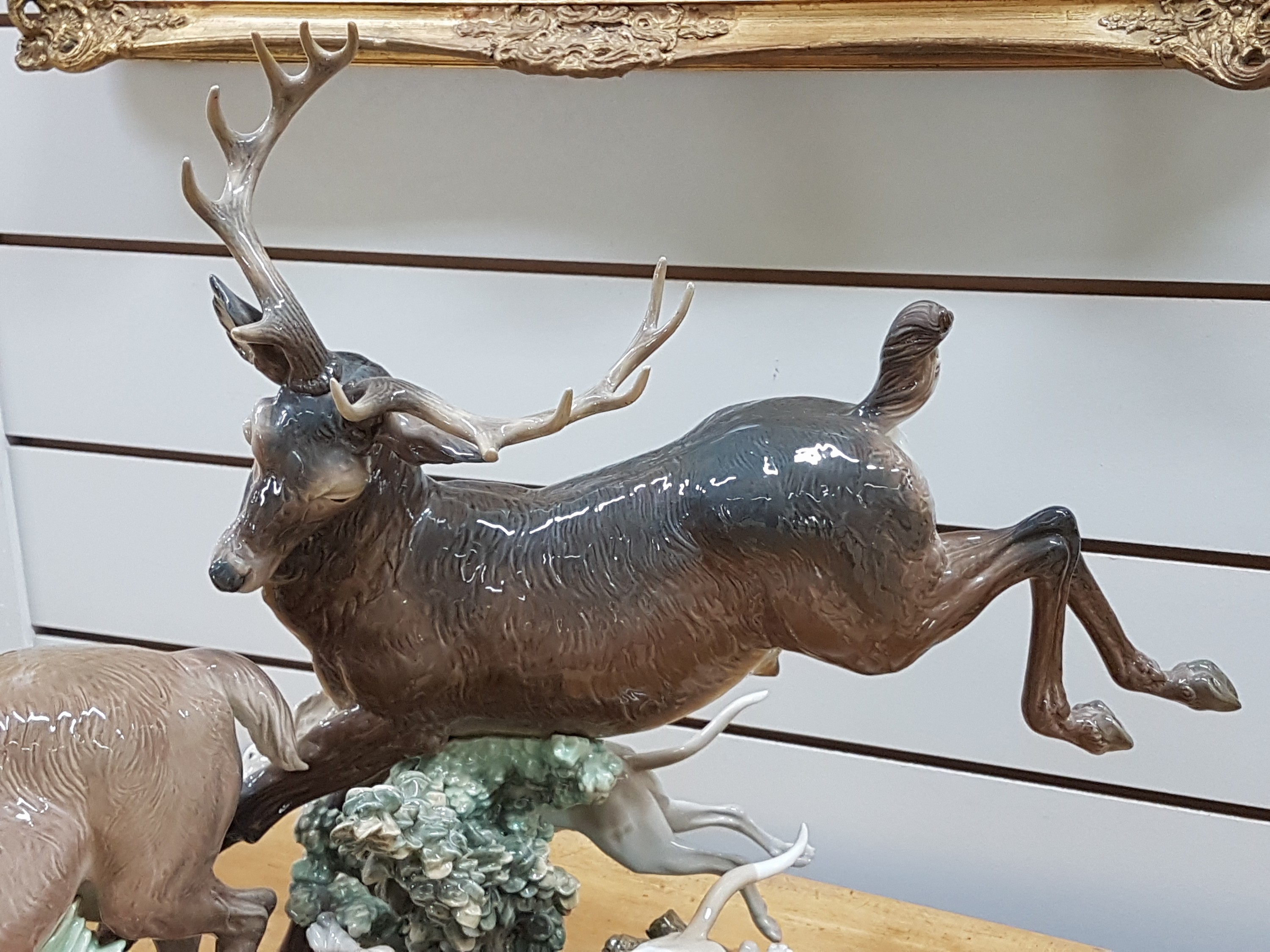 Detail h: Sehr große Porzellanfigurengruppe, Lladro Spanien, Entw. Salvador Furio von 1978, No. 68 von 750 Exemplaren, vollplastisch gearbeitet, Hirsch mit 4 ...