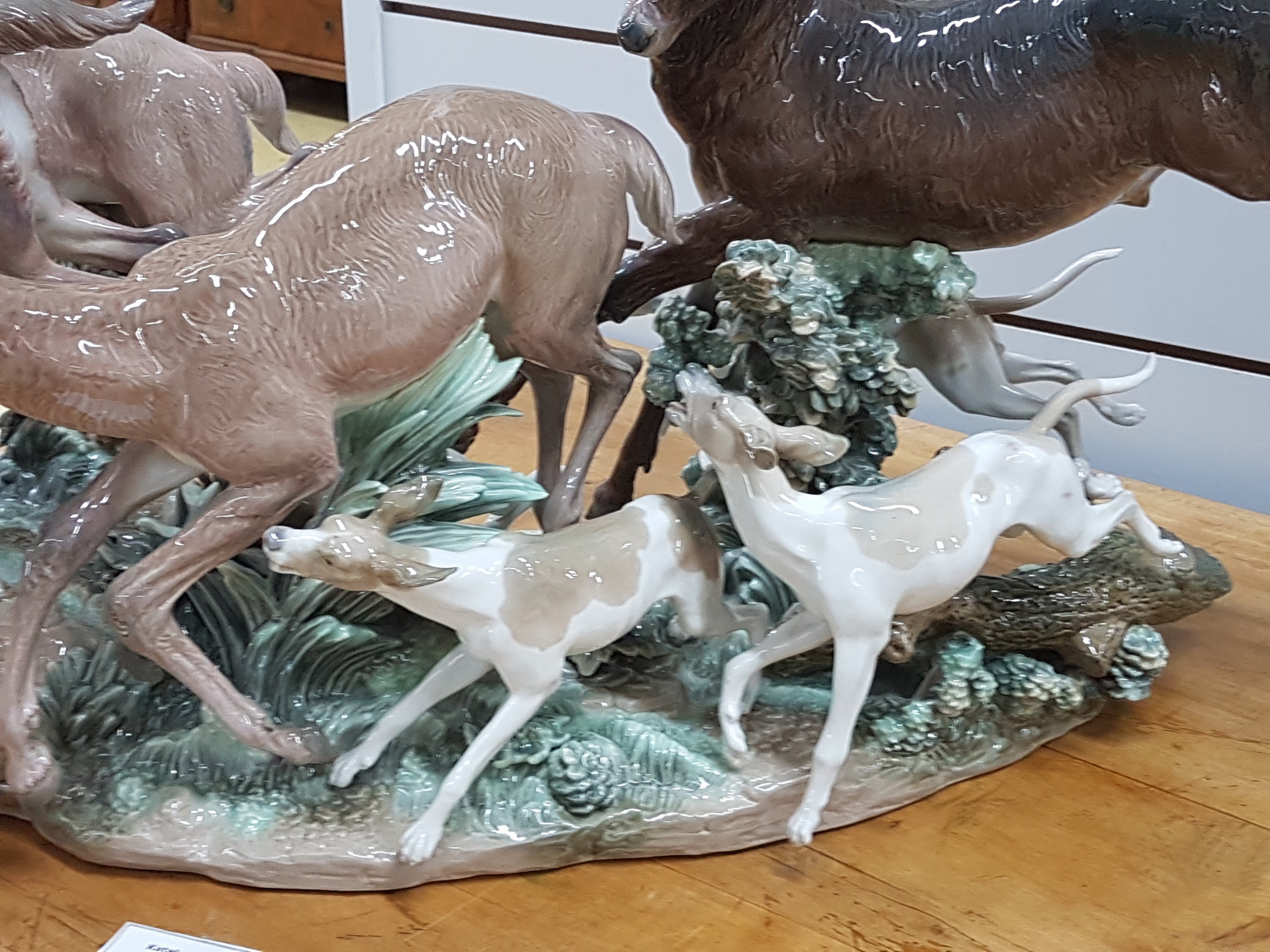 Detail i: Sehr große Porzellanfigurengruppe, Lladro Spanien, Entw. Salvador Furio von 1978, No. 68 von 750 Exemplaren, vollplastisch gearbeitet, Hirsch mit 4 ...