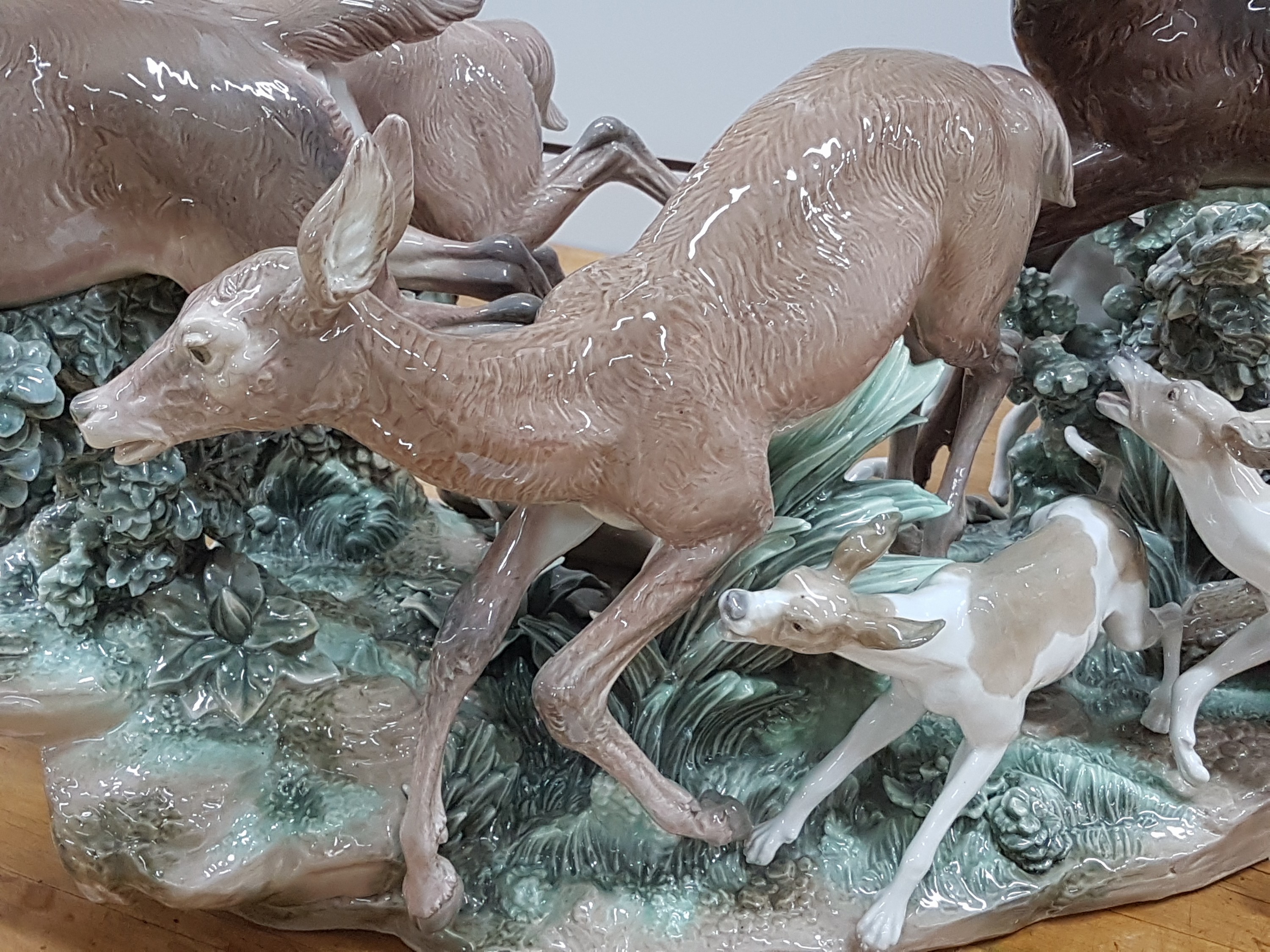 Detail j: Sehr große Porzellanfigurengruppe, Lladro Spanien, Entw. Salvador Furio von 1978, No. 68 von 750 Exemplaren, vollplastisch gearbeitet, Hirsch mit 4 ...
