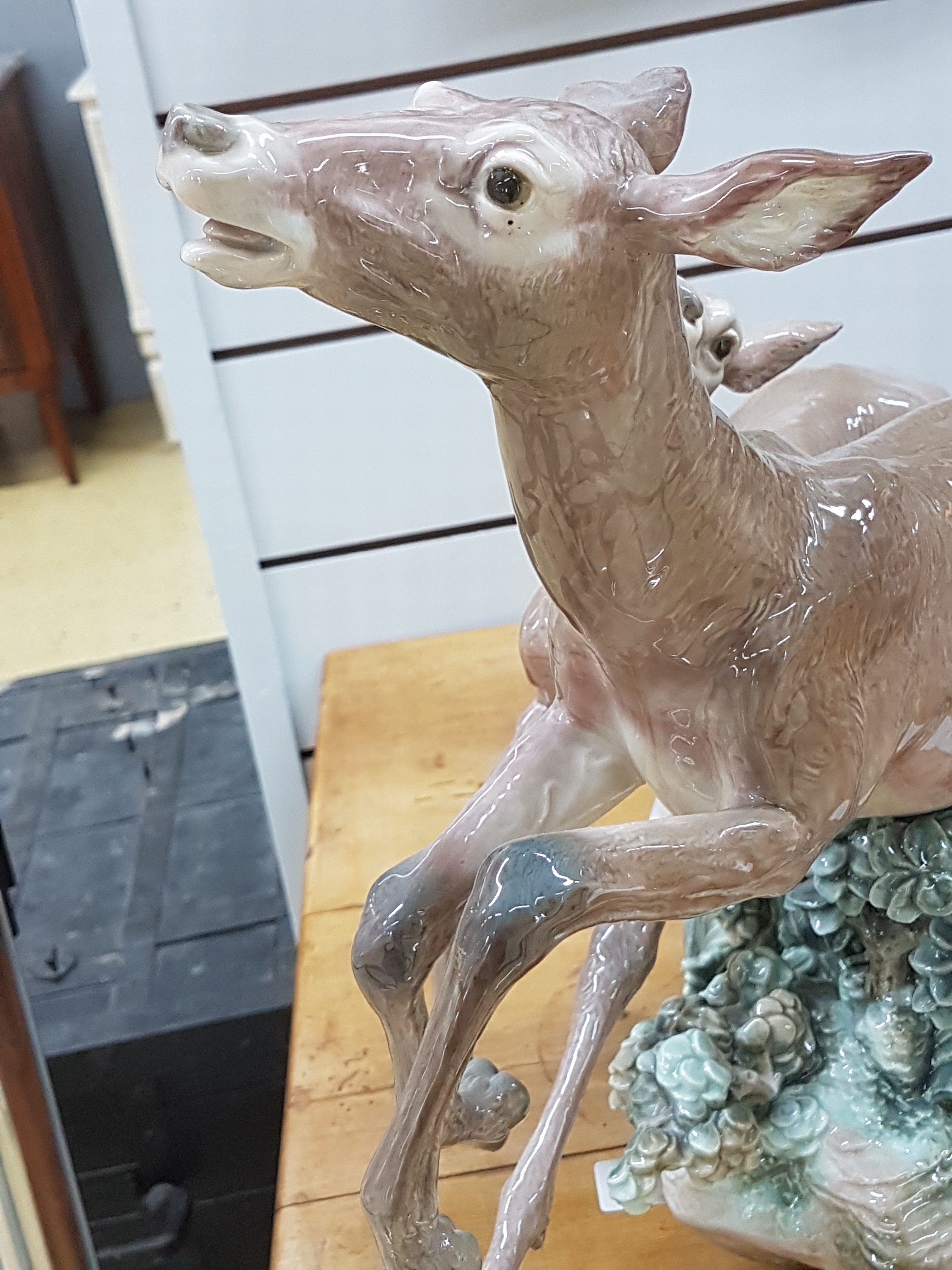 Detail k: Sehr große Porzellanfigurengruppe, Lladro Spanien, Entw. Salvador Furio von 1978, No. 68 von 750 Exemplaren, vollplastisch gearbeitet, Hirsch mit 4 ...