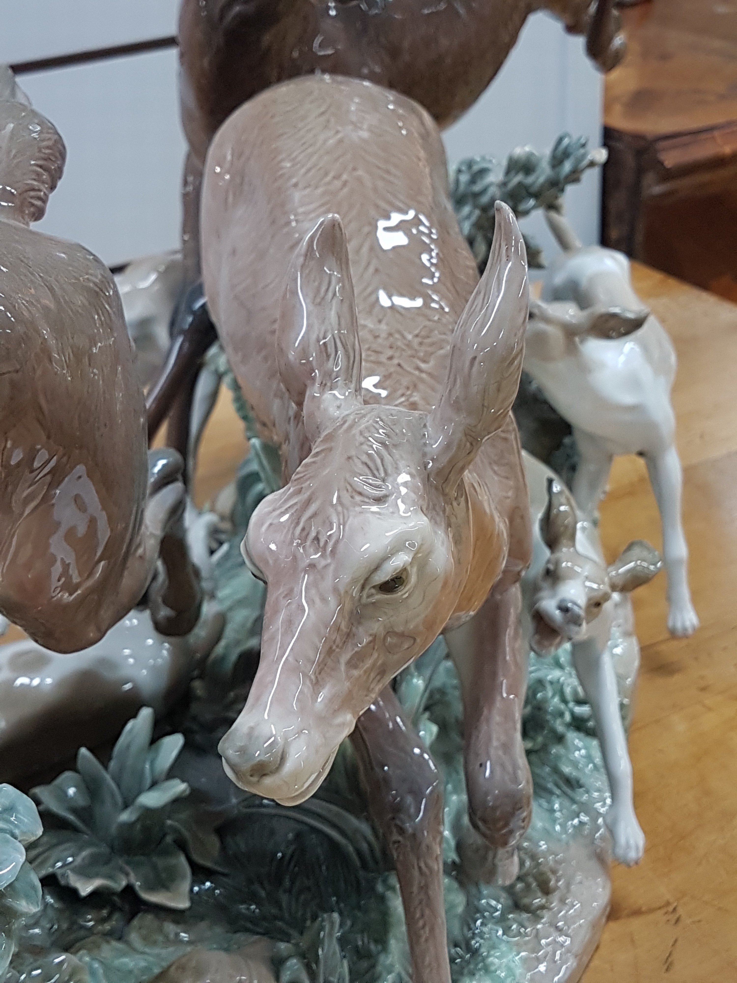 Detail l: Sehr große Porzellanfigurengruppe, Lladro Spanien, Entw. Salvador Furio von 1978, No. 68 von 750 Exemplaren, vollplastisch gearbeitet, Hirsch mit 4 ...