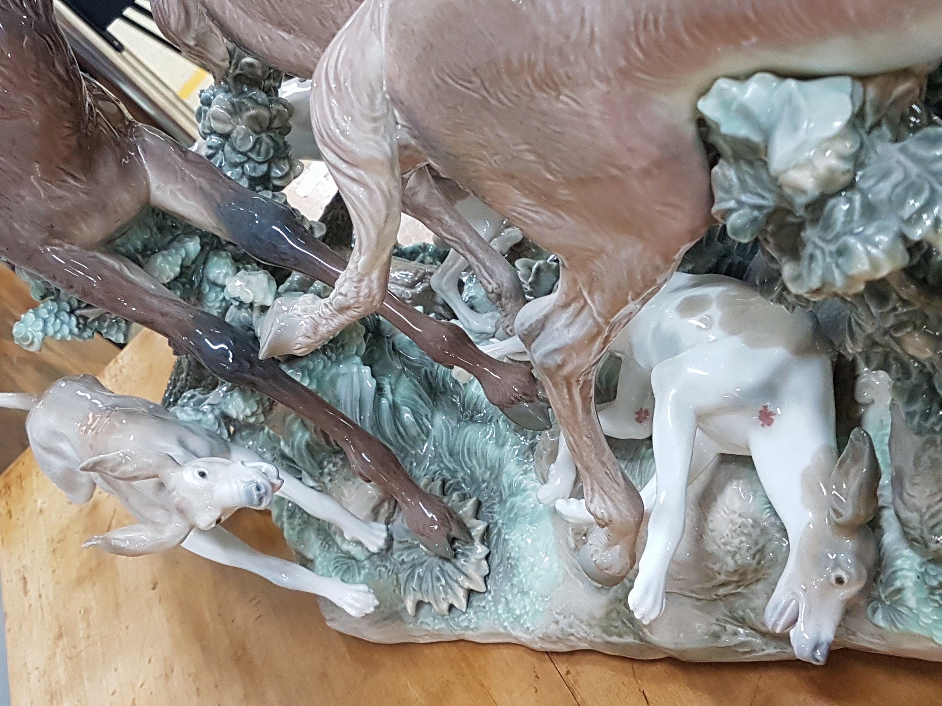 Detail m: Sehr große Porzellanfigurengruppe, Lladro Spanien, Entw. Salvador Furio von 1978, No. 68 von 750 Exemplaren, vollplastisch gearbeitet, Hirsch mit 4 ...