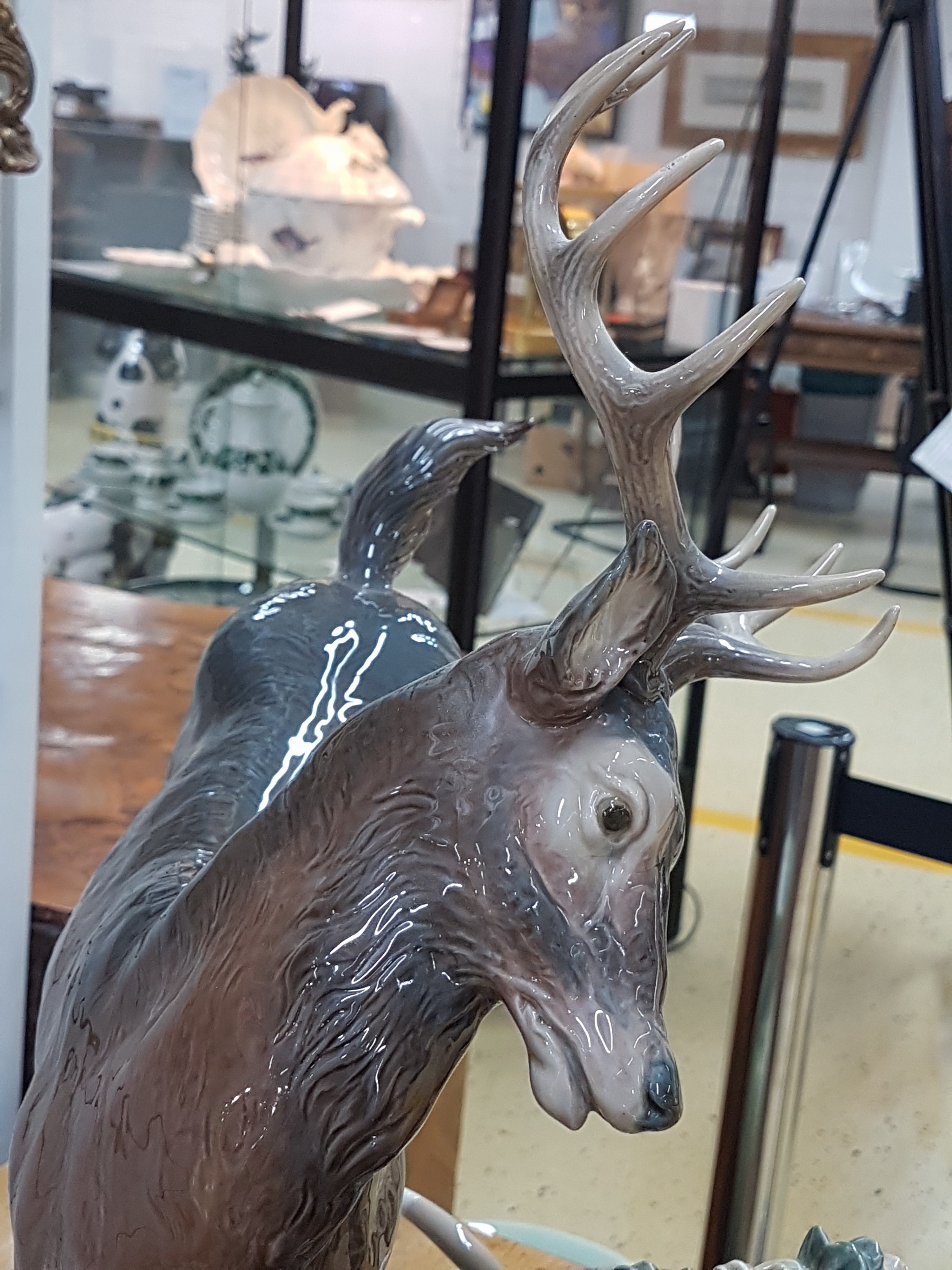 Detail n: Sehr große Porzellanfigurengruppe, Lladro Spanien, Entw. Salvador Furio von 1978, No. 68 von 750 Exemplaren, vollplastisch gearbeitet, Hirsch mit 4 ...