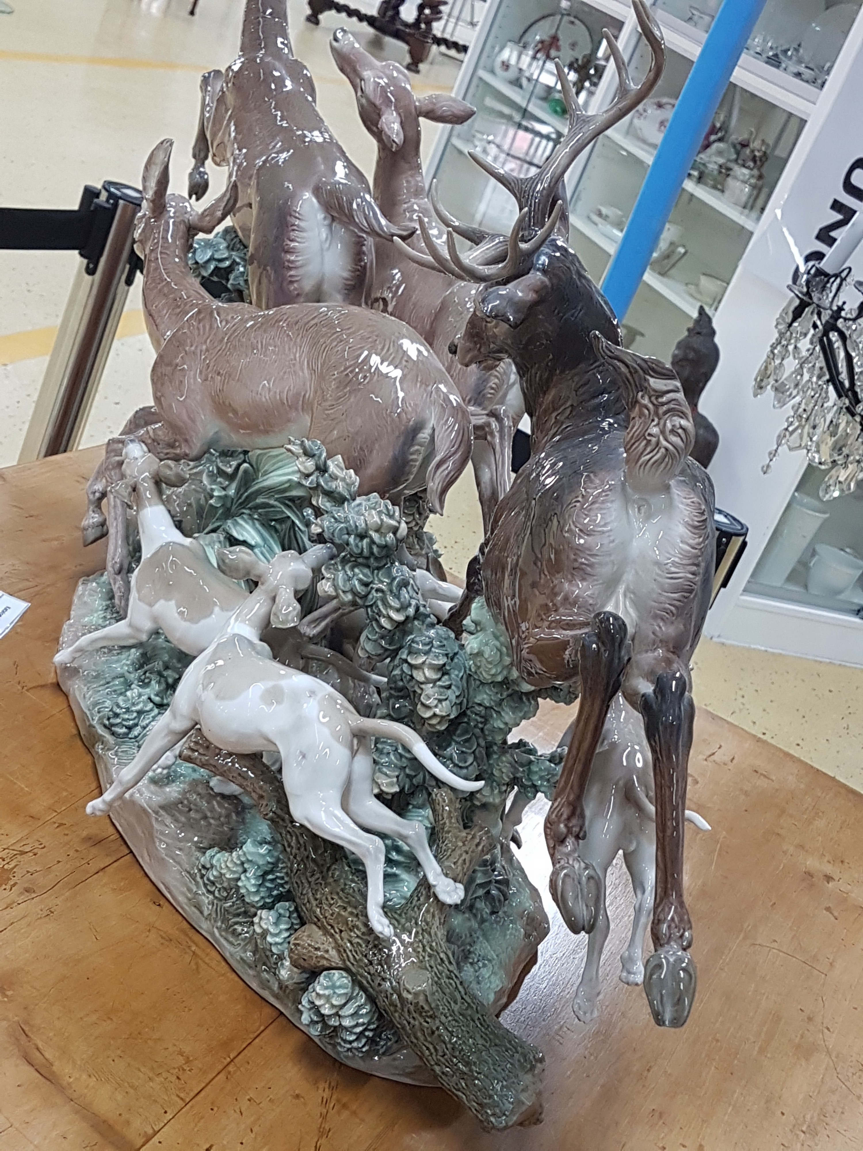 Detail o: Sehr große Porzellanfigurengruppe, Lladro Spanien, Entw. Salvador Furio von 1978, No. 68 von 750 Exemplaren, vollplastisch gearbeitet, Hirsch mit 4 ...