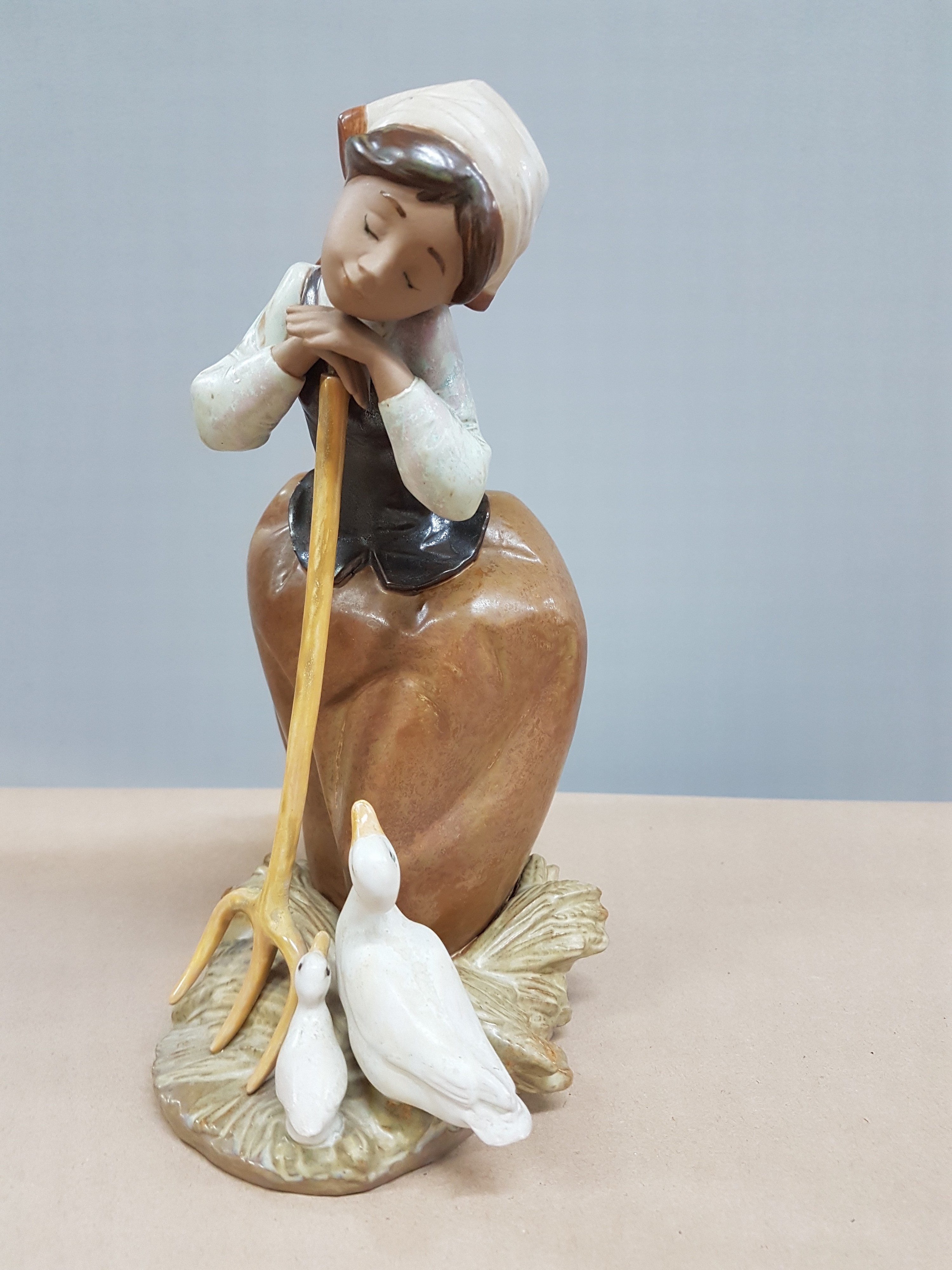 Detail a: 2 große Porzellanfiguren, Lladro Spanien, 20. Jh., dösender Hütejunge mit Hund, H. ca. 32cm, Rechenstiel restauriert, Mädchen mit Rechen und ...