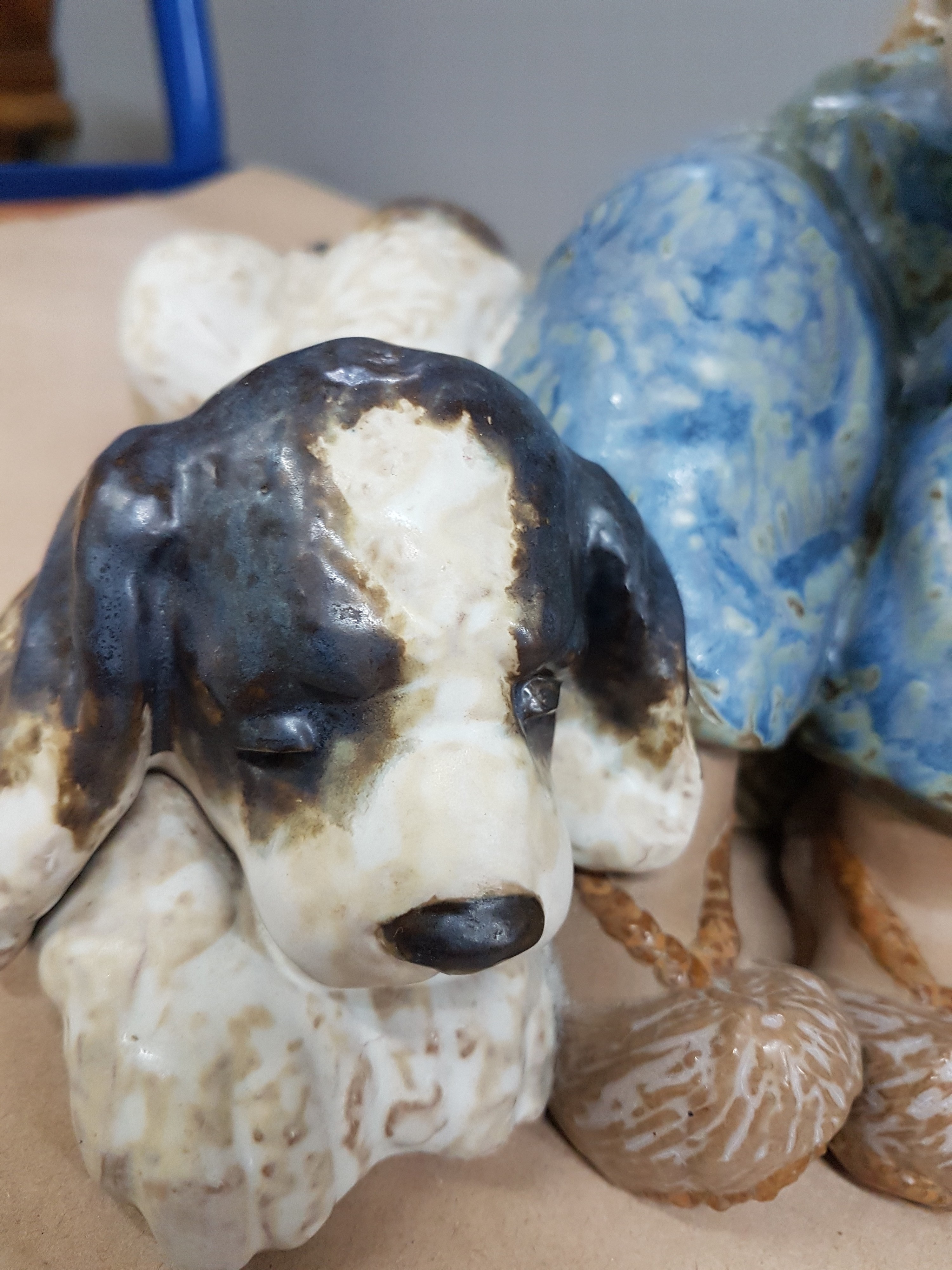 Detail i: 2 große Porzellanfiguren, Lladro Spanien, 20. Jh., dösender Hütejunge mit Hund, H. ca. 32cm, Rechenstiel restauriert, Mädchen mit Rechen und ...