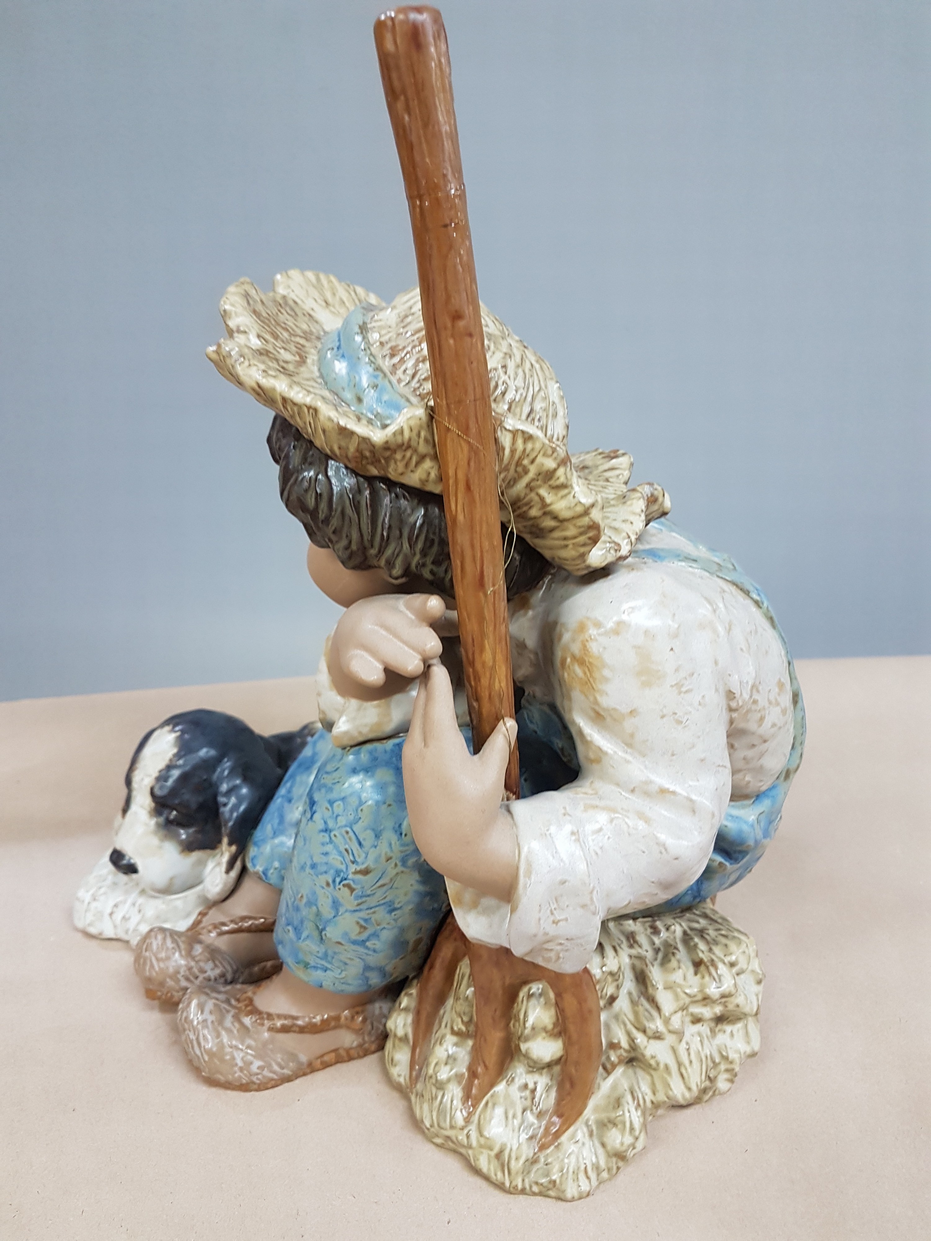 Detail l: 2 große Porzellanfiguren, Lladro Spanien, 20. Jh., dösender Hütejunge mit Hund, H. ca. 32cm, Rechenstiel restauriert, Mädchen mit Rechen und ...
