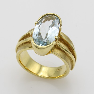 27054515a - Ring mit Aquamarin, GG 585/000, ovaler Aquam. ca. 4.5 ct, Ringschultern matt. m. aufgel. ...