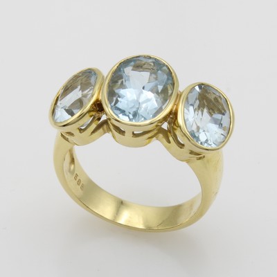 27054516a - Ring mit Aquamarinen, GG 585/000, 3 ovale Aquam. zus. ca. 7 ct, RW ca. 57 Schätzpreis: ...