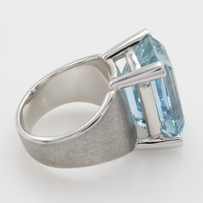 27054522a - Ring mit Aquamarin, WG 750/000, z.T. matt., achteckiger Aquam. in Krappenfassung ca. ...