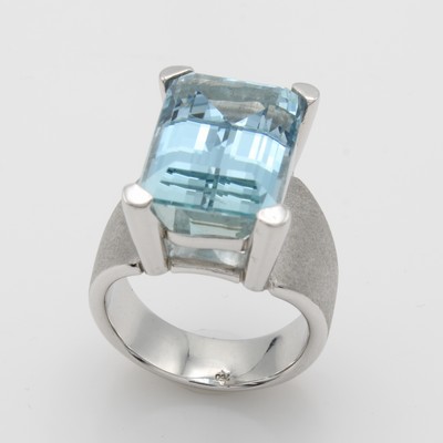 27054522b - Ring mit Aquamarin, WG 750/000, z.T. matt., achteckiger Aquam. in Krappenfassung ca. ...