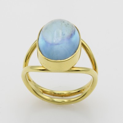 27054523a - Ring mit Aquamarin, GG 585/000, ovaler Aquamarincabochon ca. 7.5 ct, 2-rhg. Schiene, RW ...